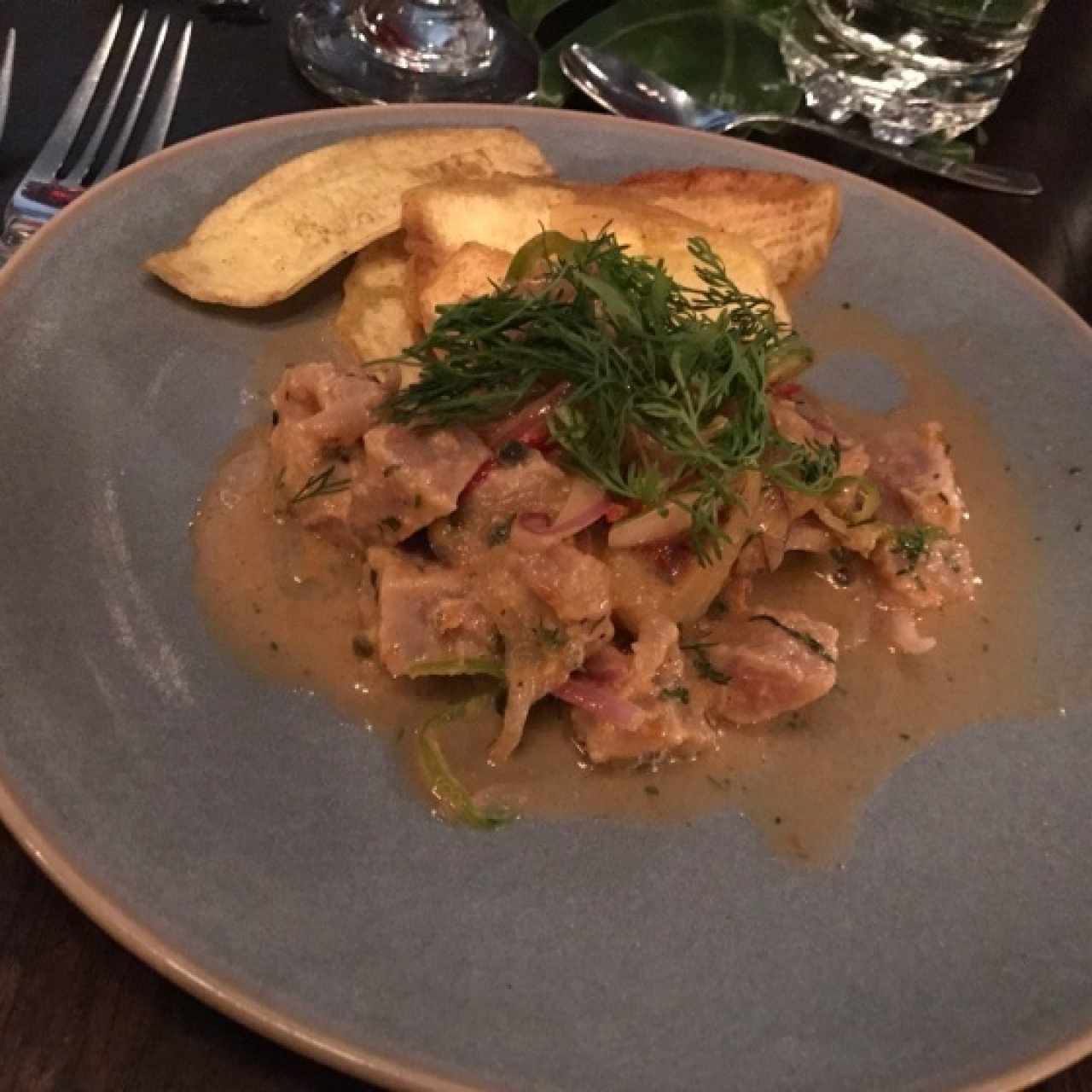 ceviche de atun y chips de colicero