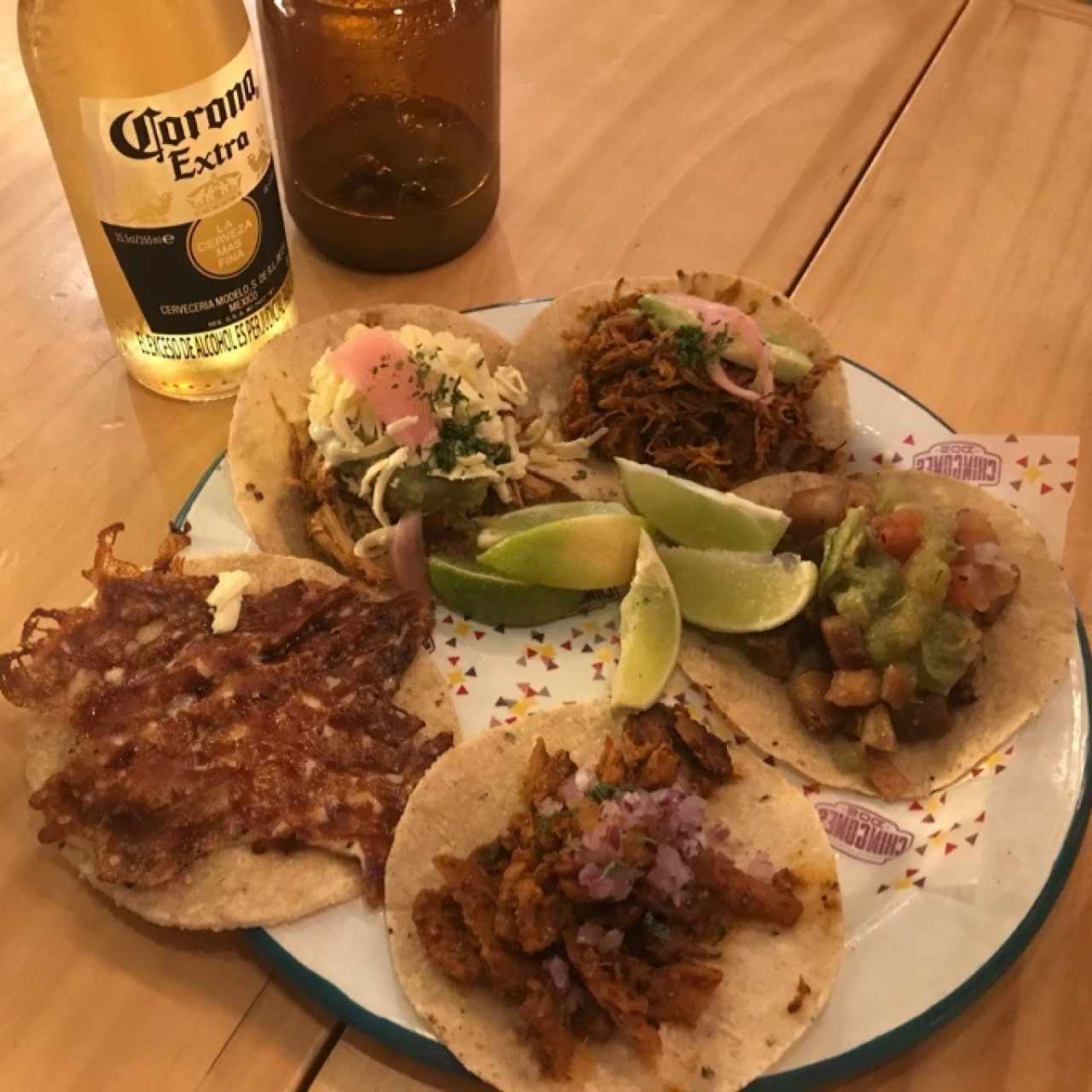 tacos. cochinita pibil, costra de queso, pollo y carnitas 