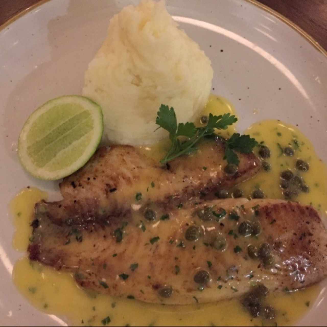 Corvina con alcaparras