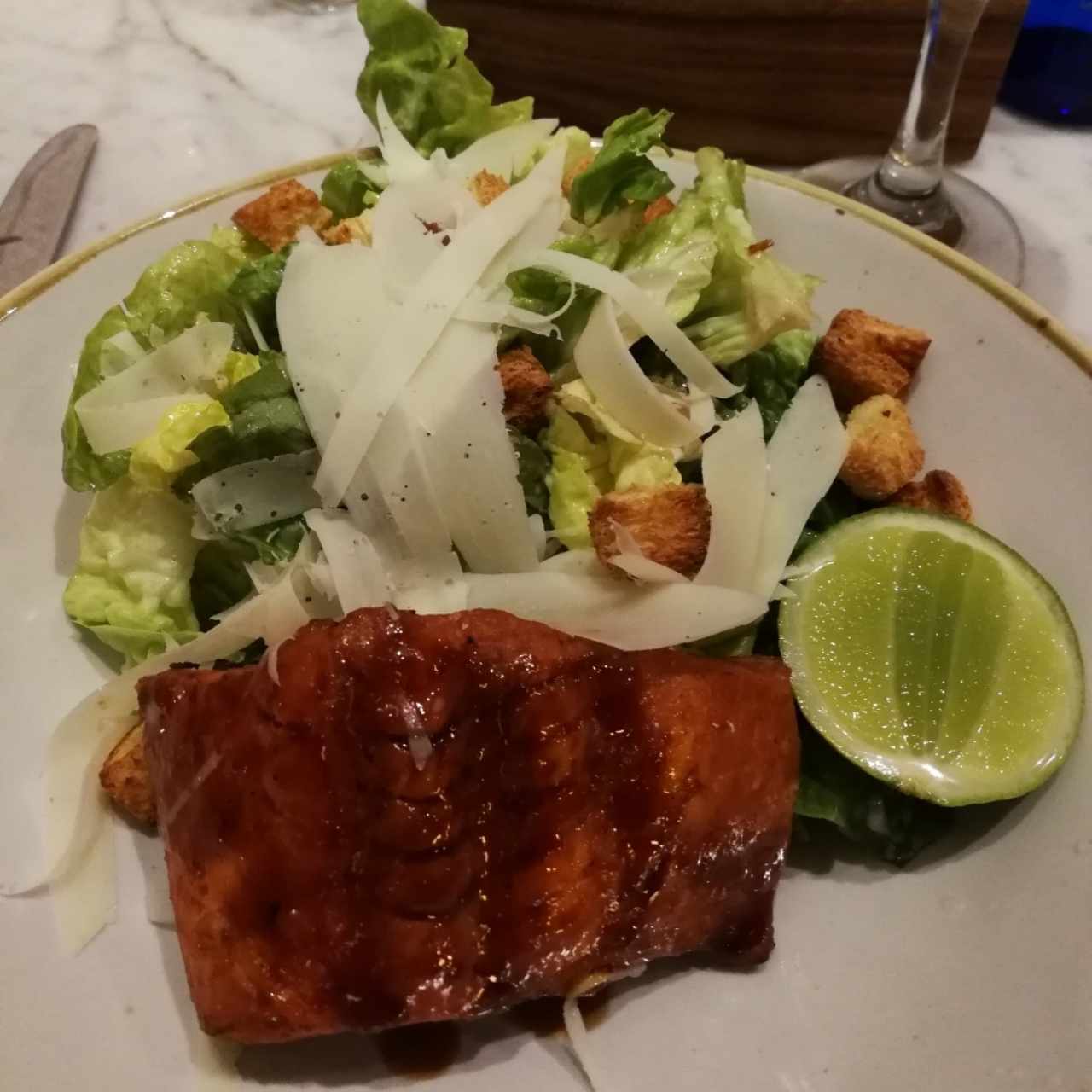 salmon a la parrilla con ensalada. 