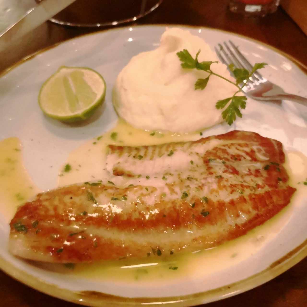 Pescado en mantequilla de limón con puré de papa