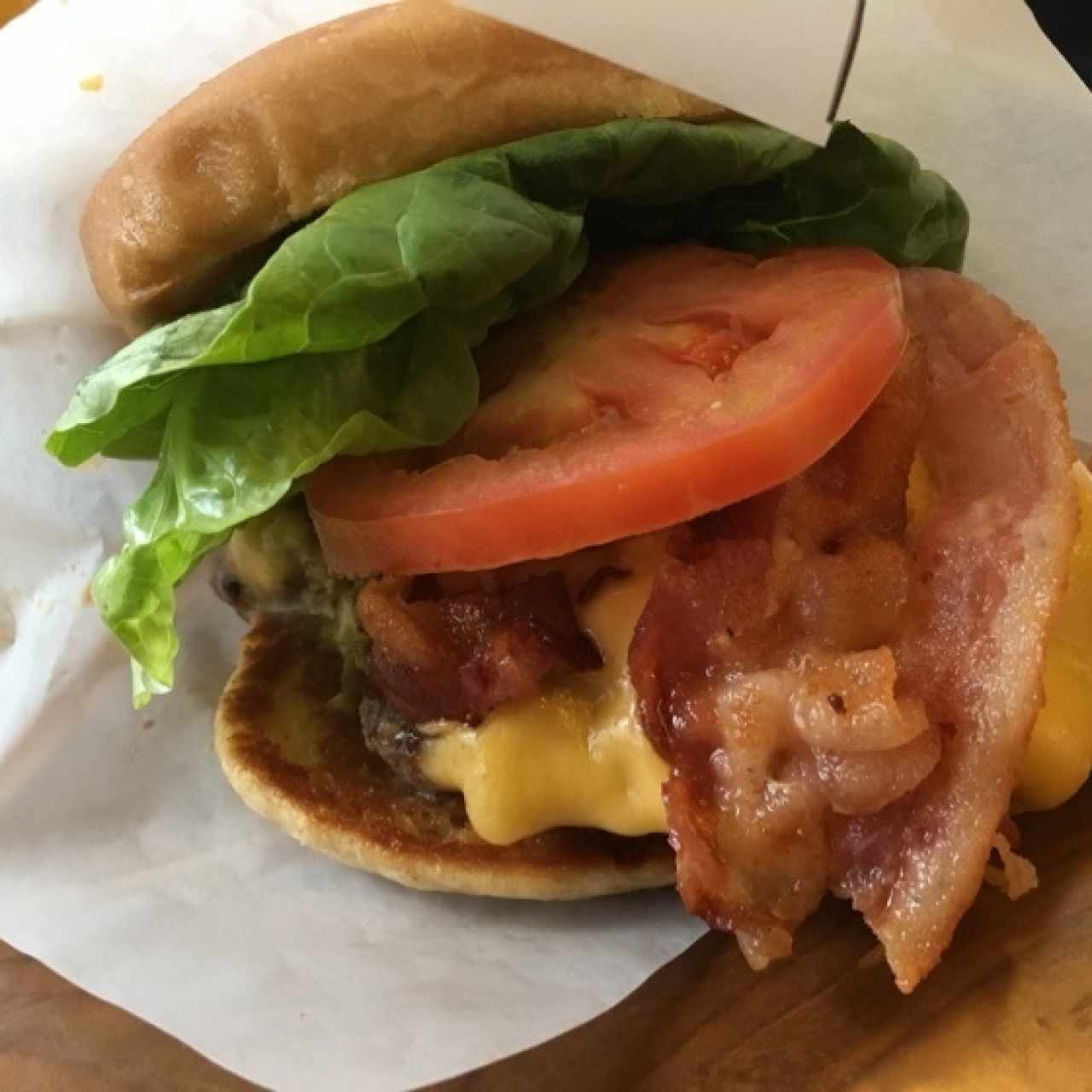 Hamburguesa doble con tocineta y queso 
