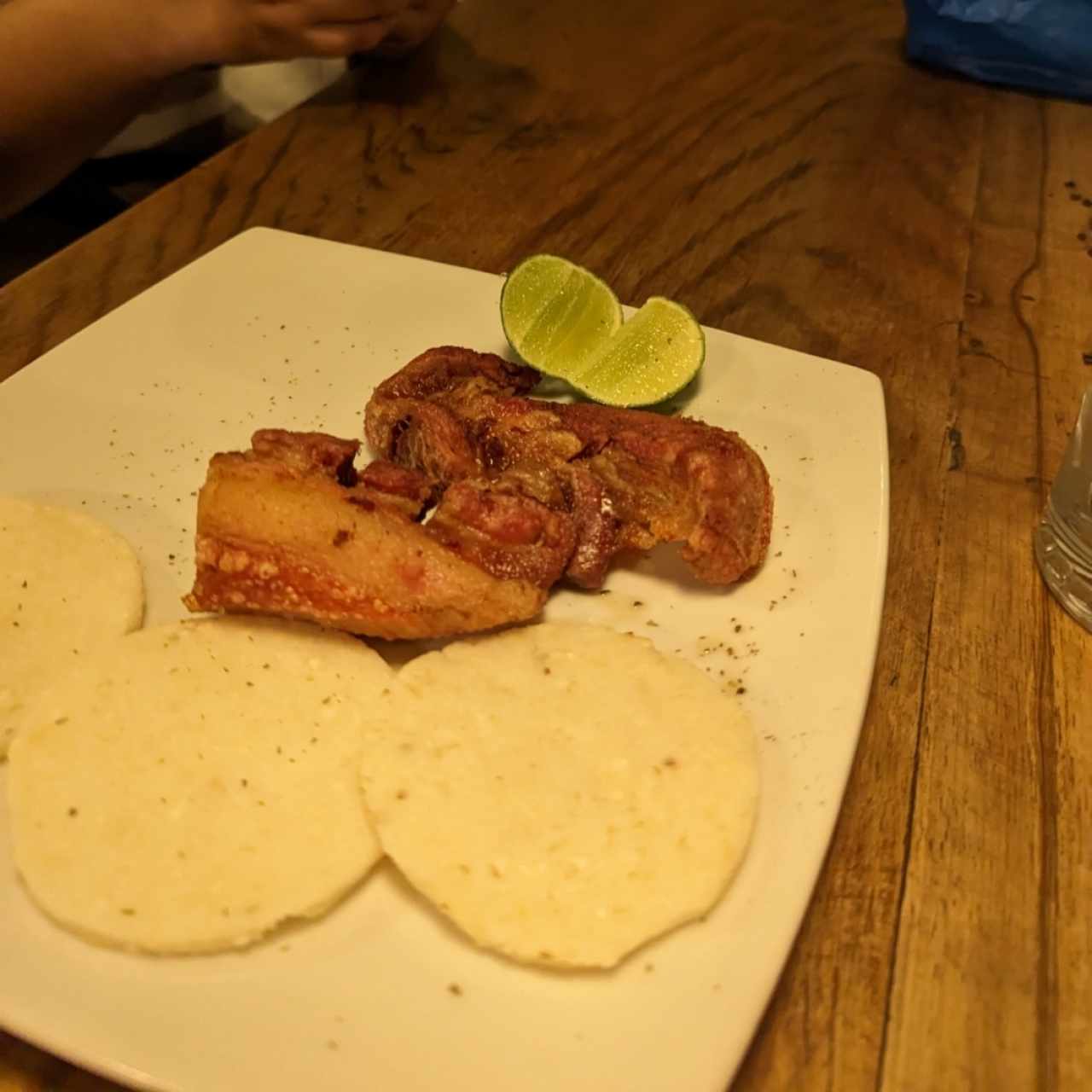 Chicharrones con arepa 
