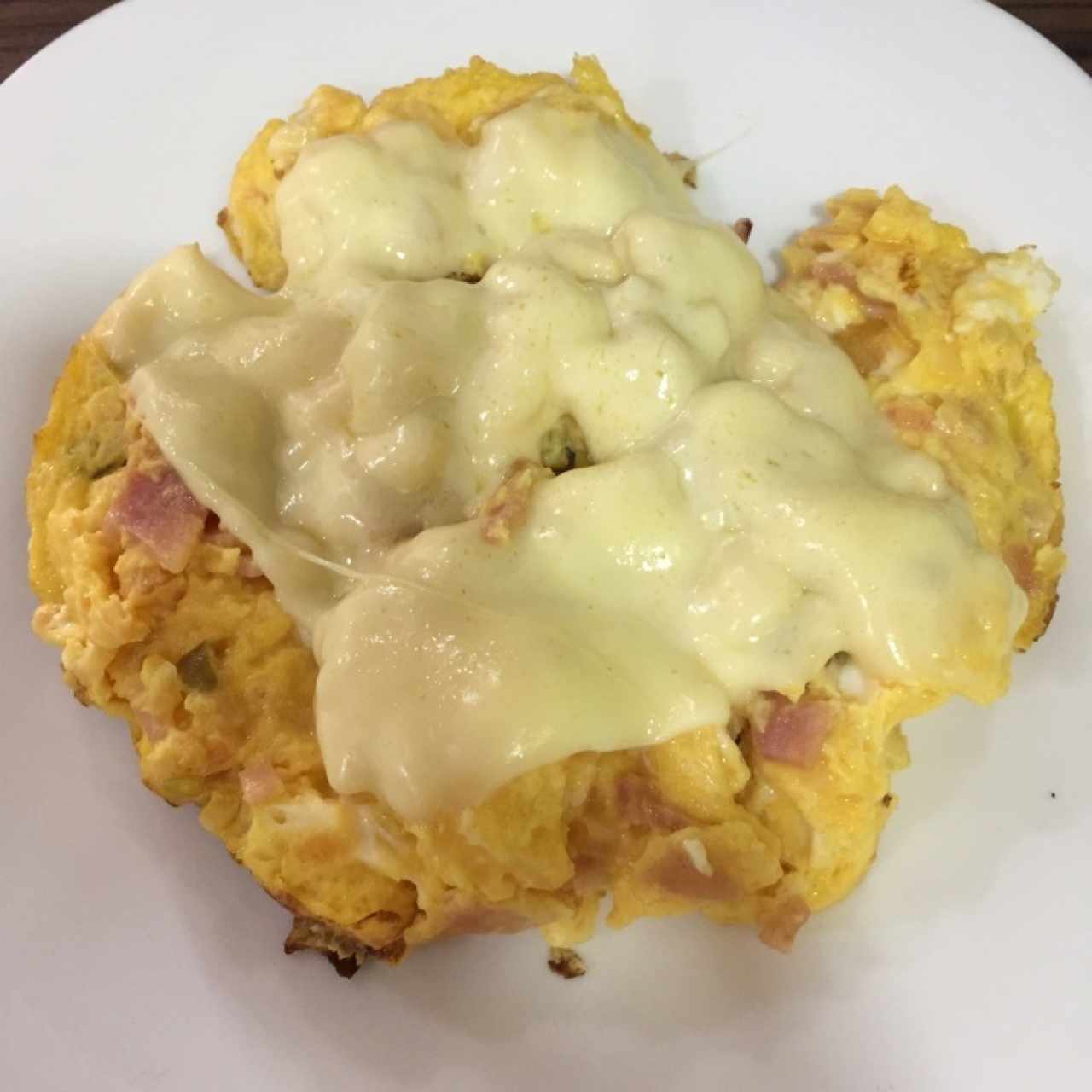 Huevos con jamón y queso