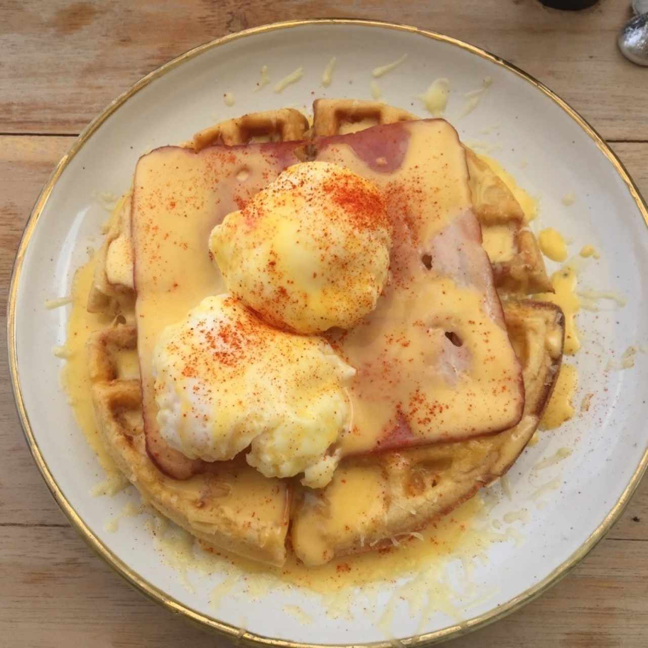 Waffle con huevos benedictinos
