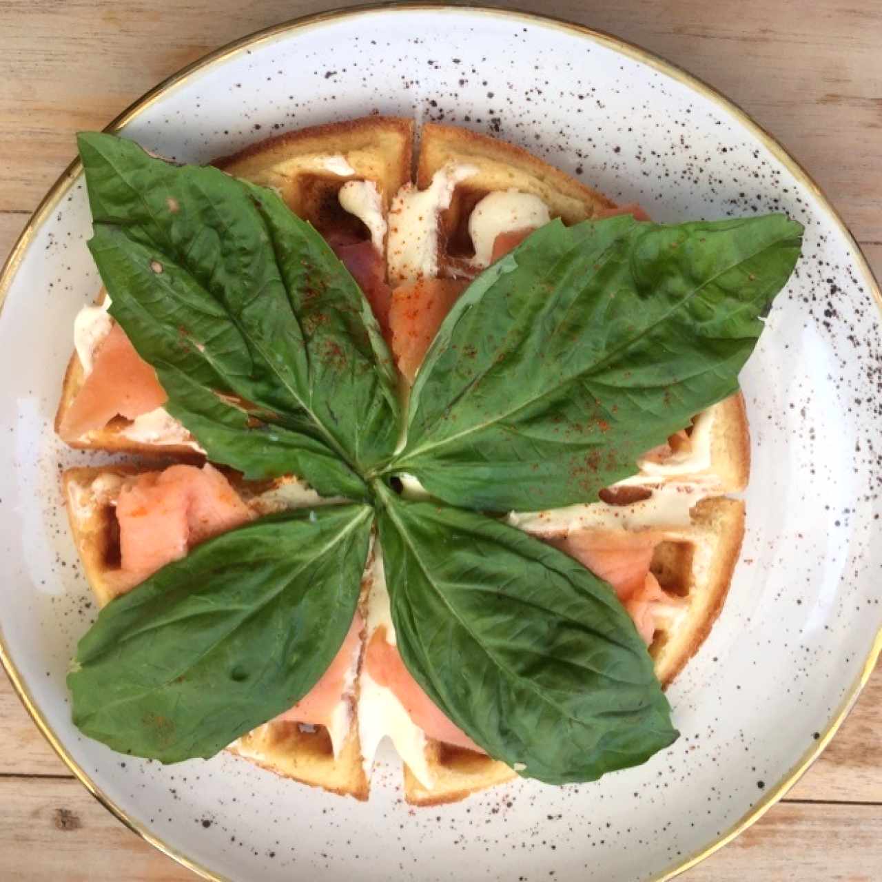 Waffle con salmón