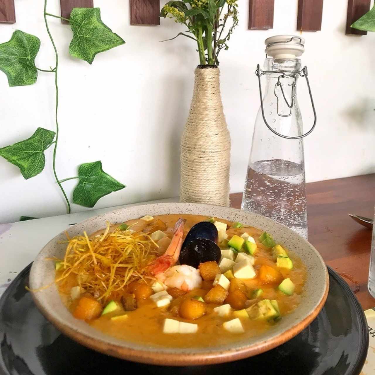 Guacho embera: Arroz meloso con mariscos, leche de pipote, maduritos, aguacate, mejillones, queso costeño y toque de queso paipa.