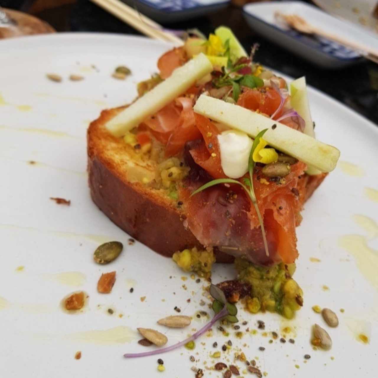 tostada de aguacate y salmon curado