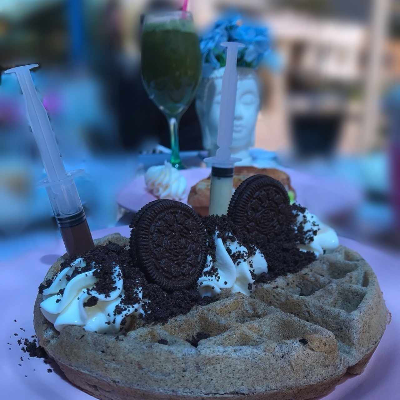 waffles Galleta de oreo, inyecciones de miel y leche condensada.