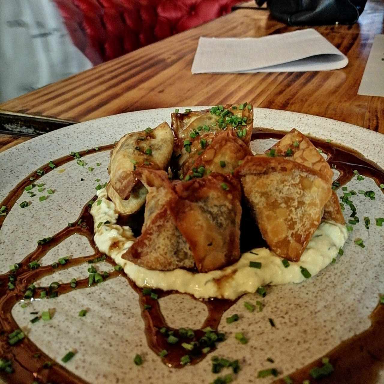 won ton de morcilla, cremoso de queso