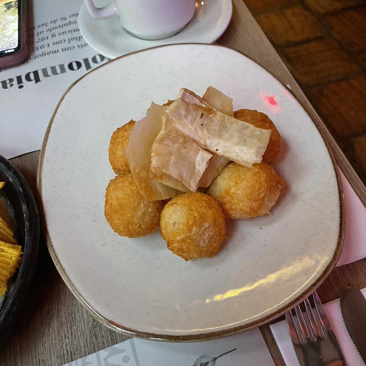 Bolitas de yuca y coco rellenas de queso