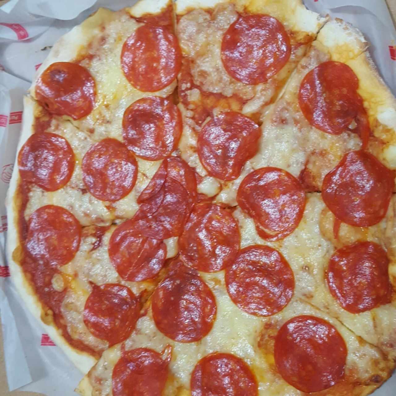 Pizza mediana de peperoni 
