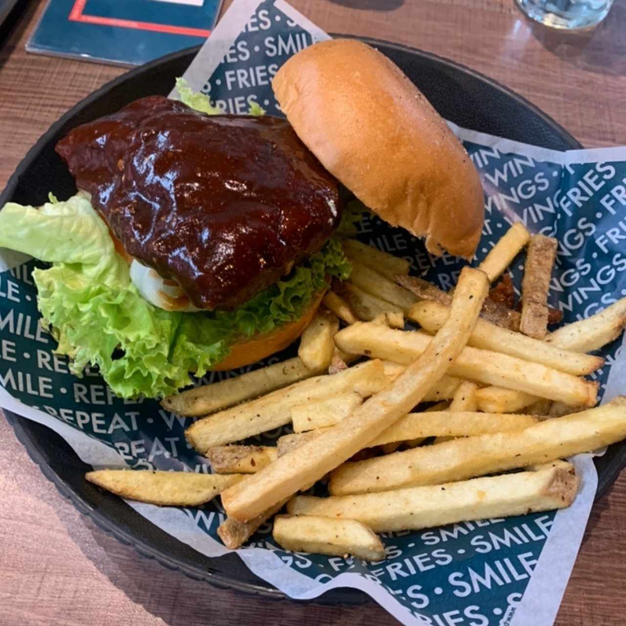 Full filled Chicken Burguer con papas