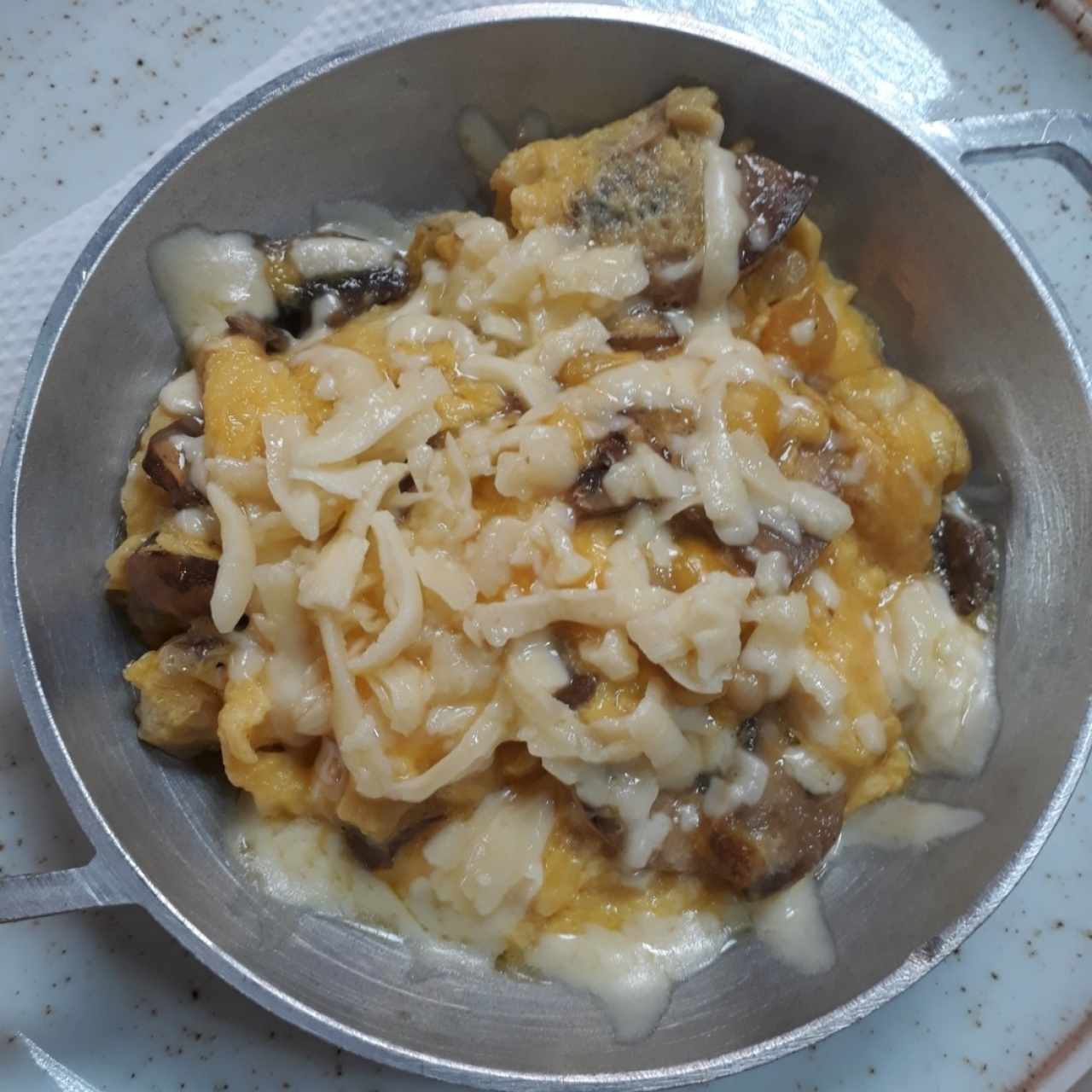 Huevos revueltos con mozzarela champiñones y maiz.