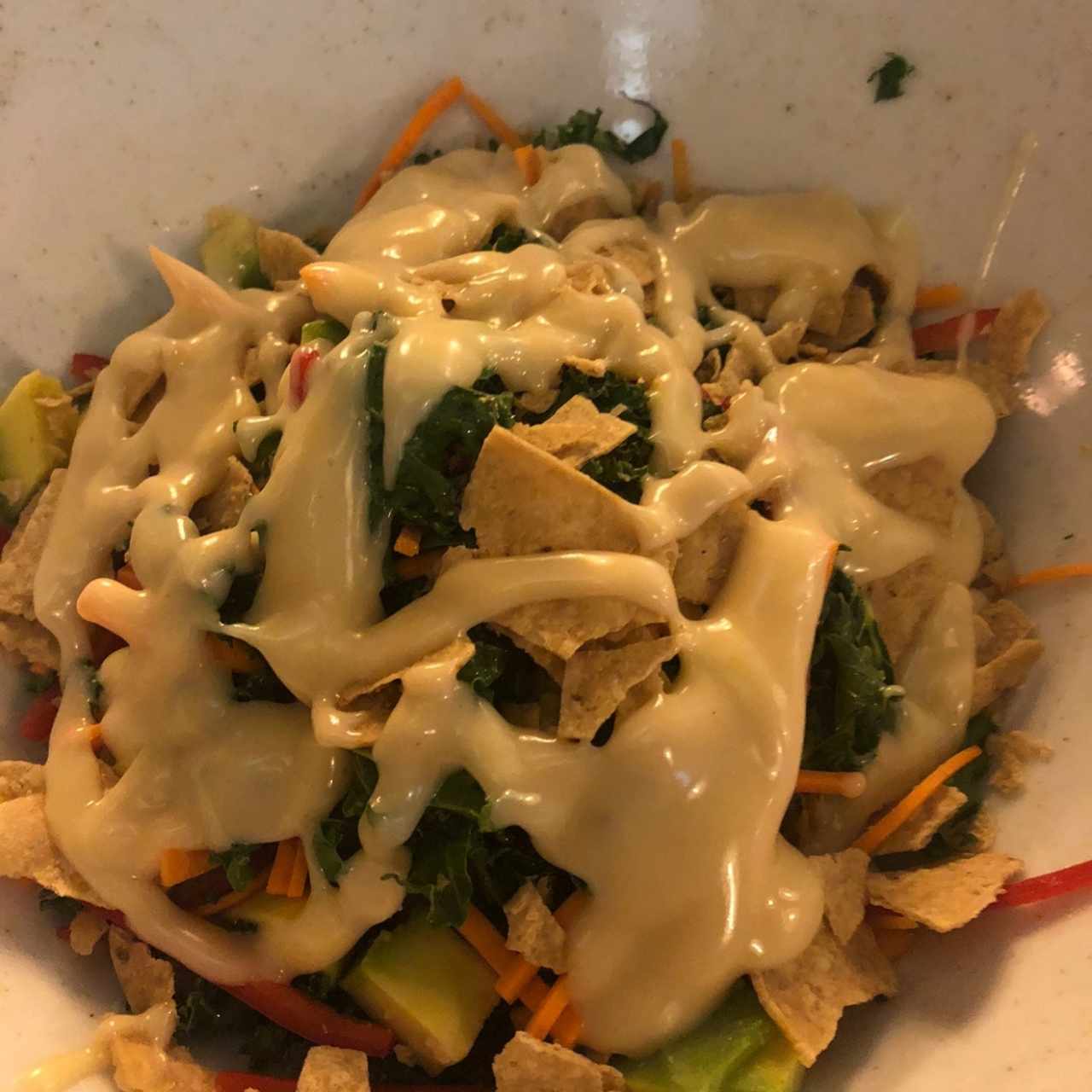 ensalada De Kale con adereso de tahine