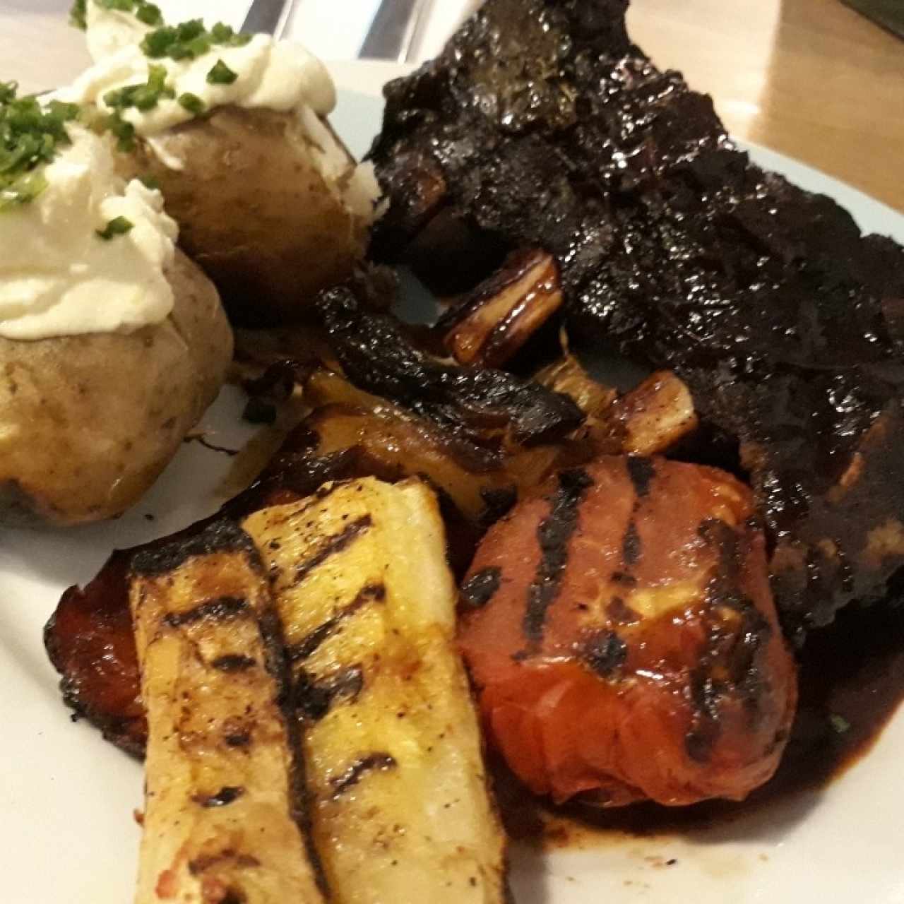 Asado de tira con vegetales y papas horneadas 