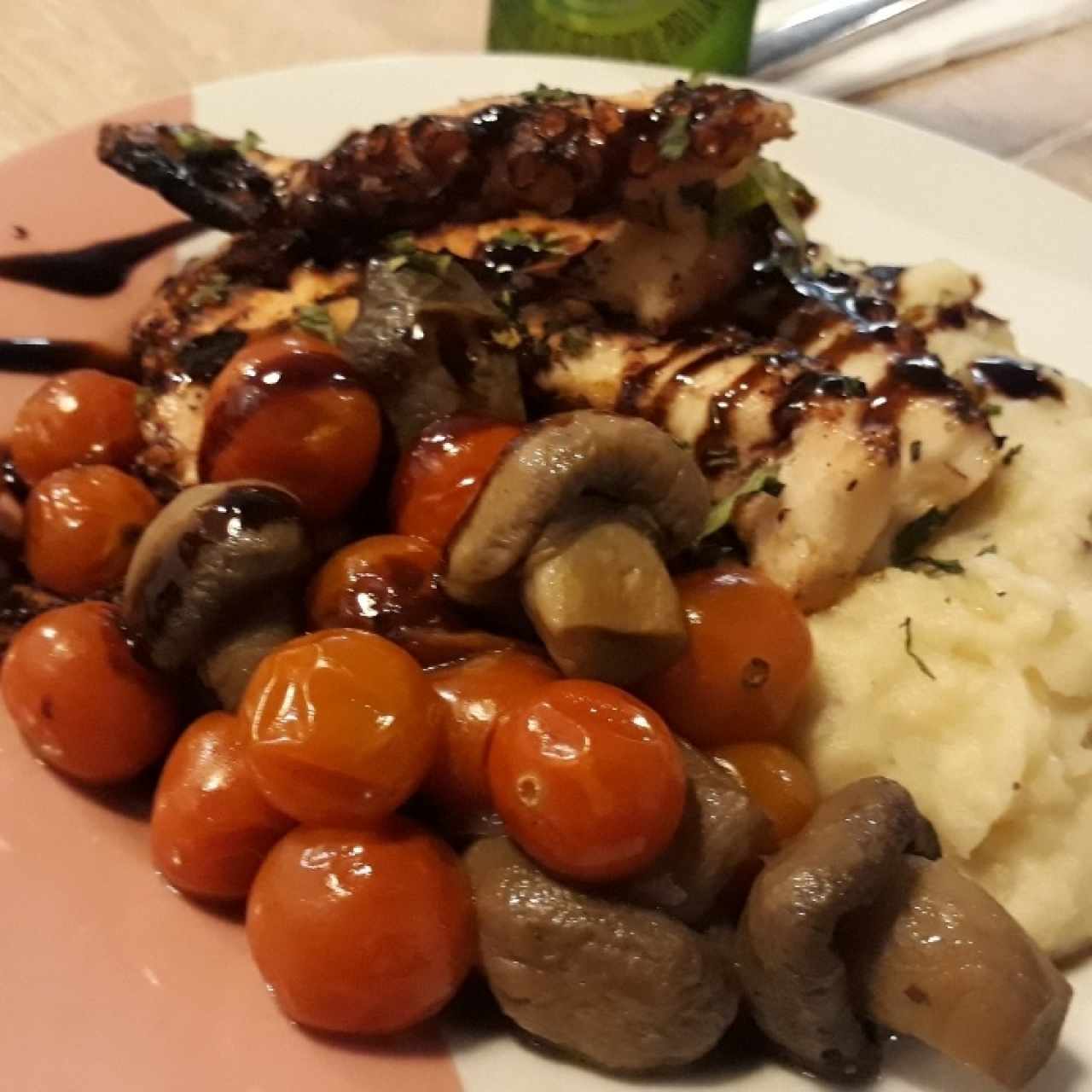 Pulpo con puré de papas, tomates cherry y hongos