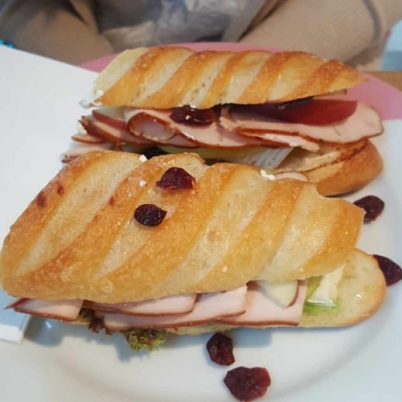 Sandwich de pechuga de pavo con queso brie y manzana