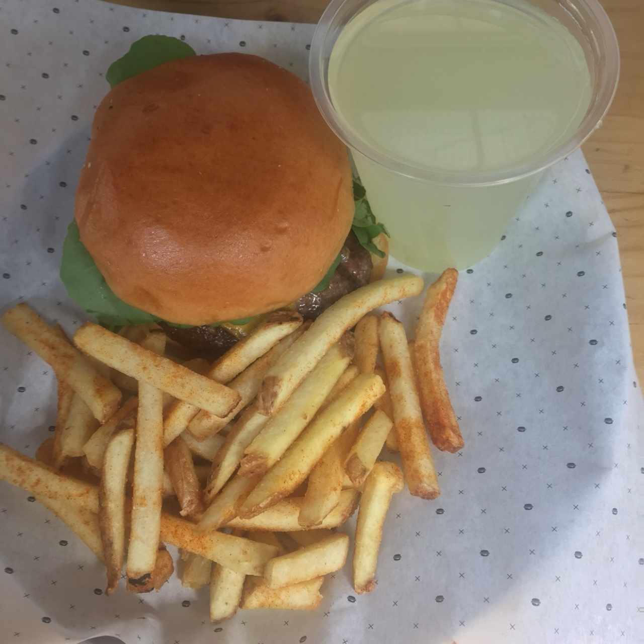 Smoking Molly, Cajun Fries, Limonada Natural