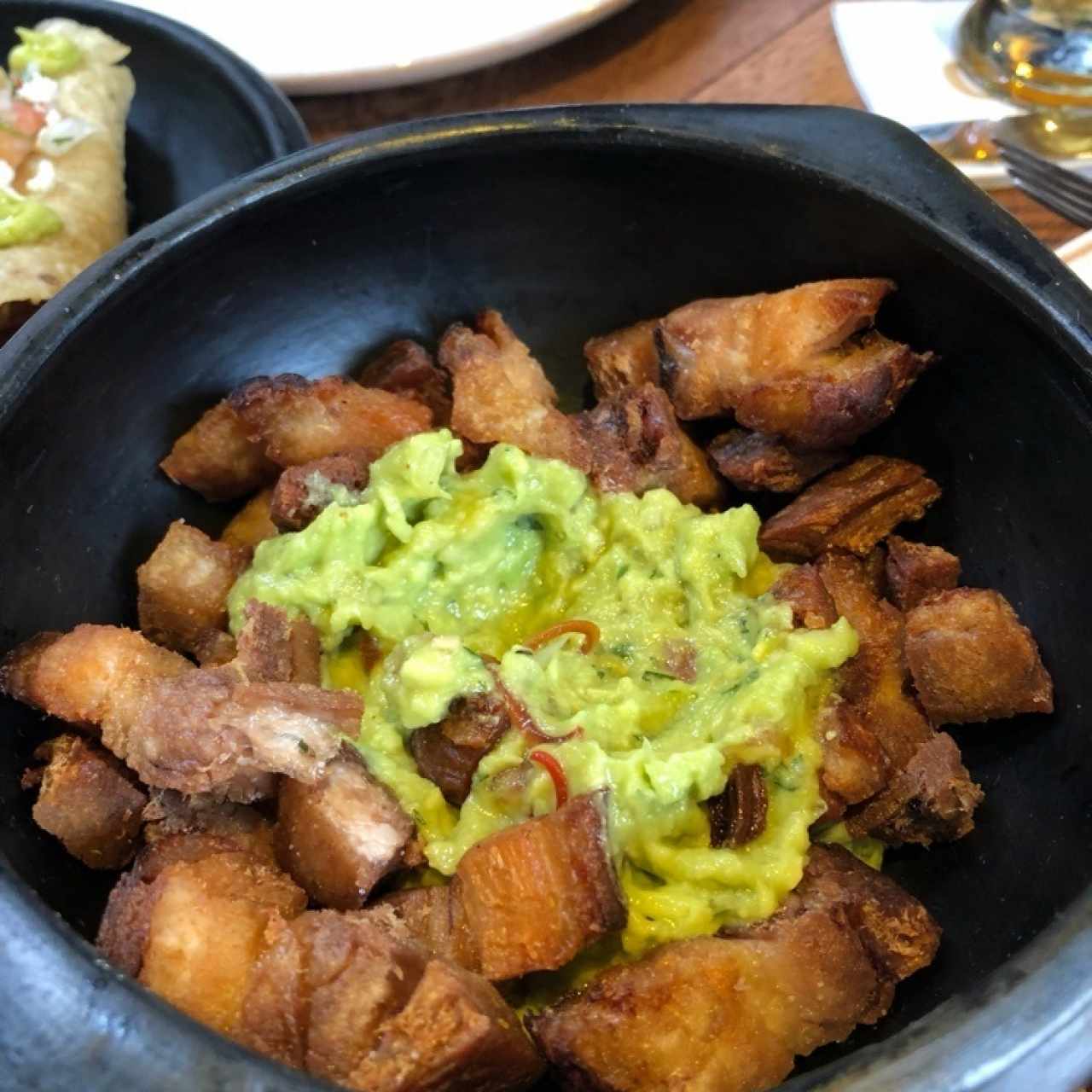 chicharrones con guacamole