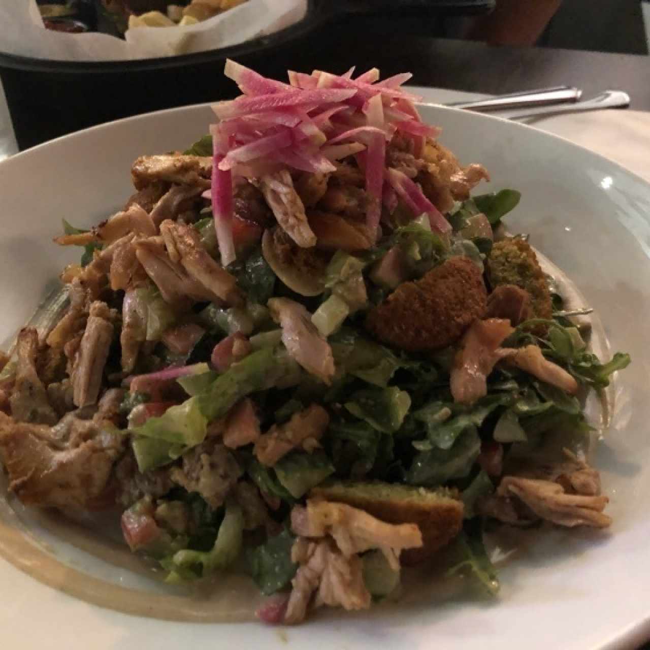 ensalada con falafel y pollo