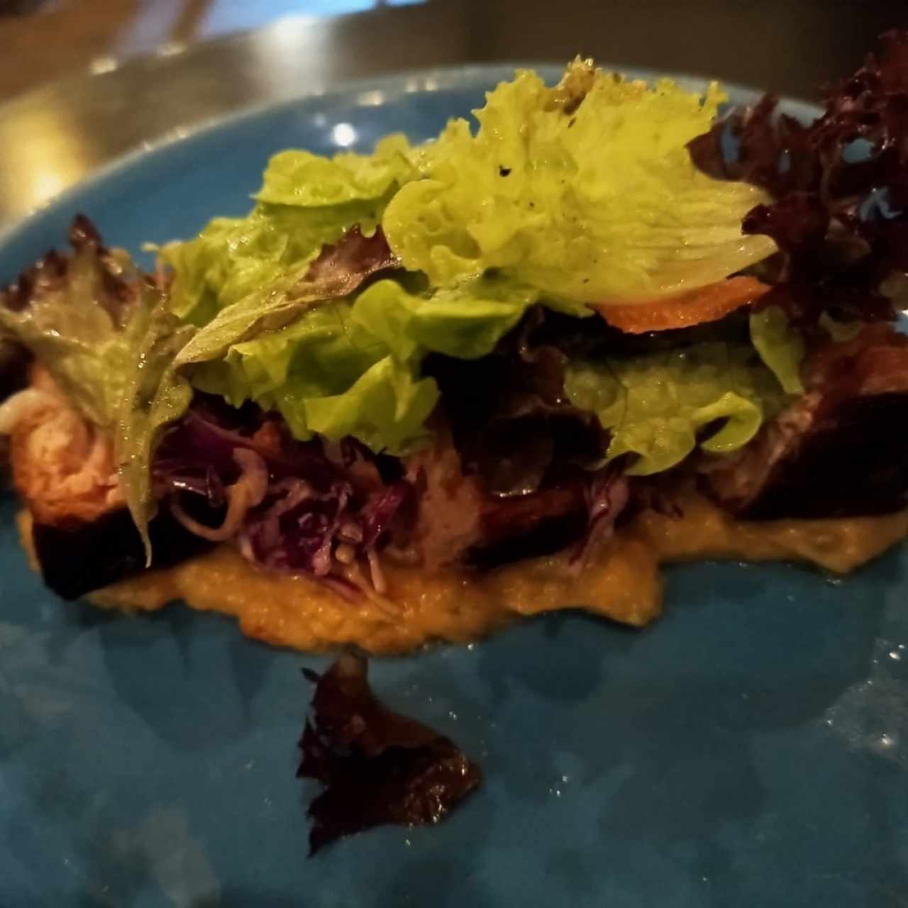 Chicharrón ahumado sobre puré de cocido boyacense, delicioso.