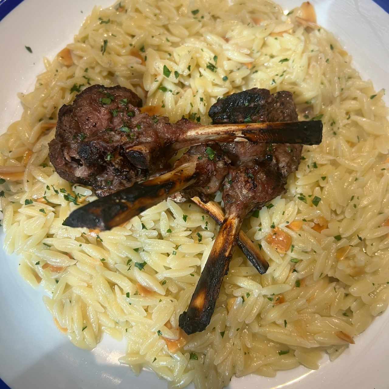 Chuletas de cordero y orzo