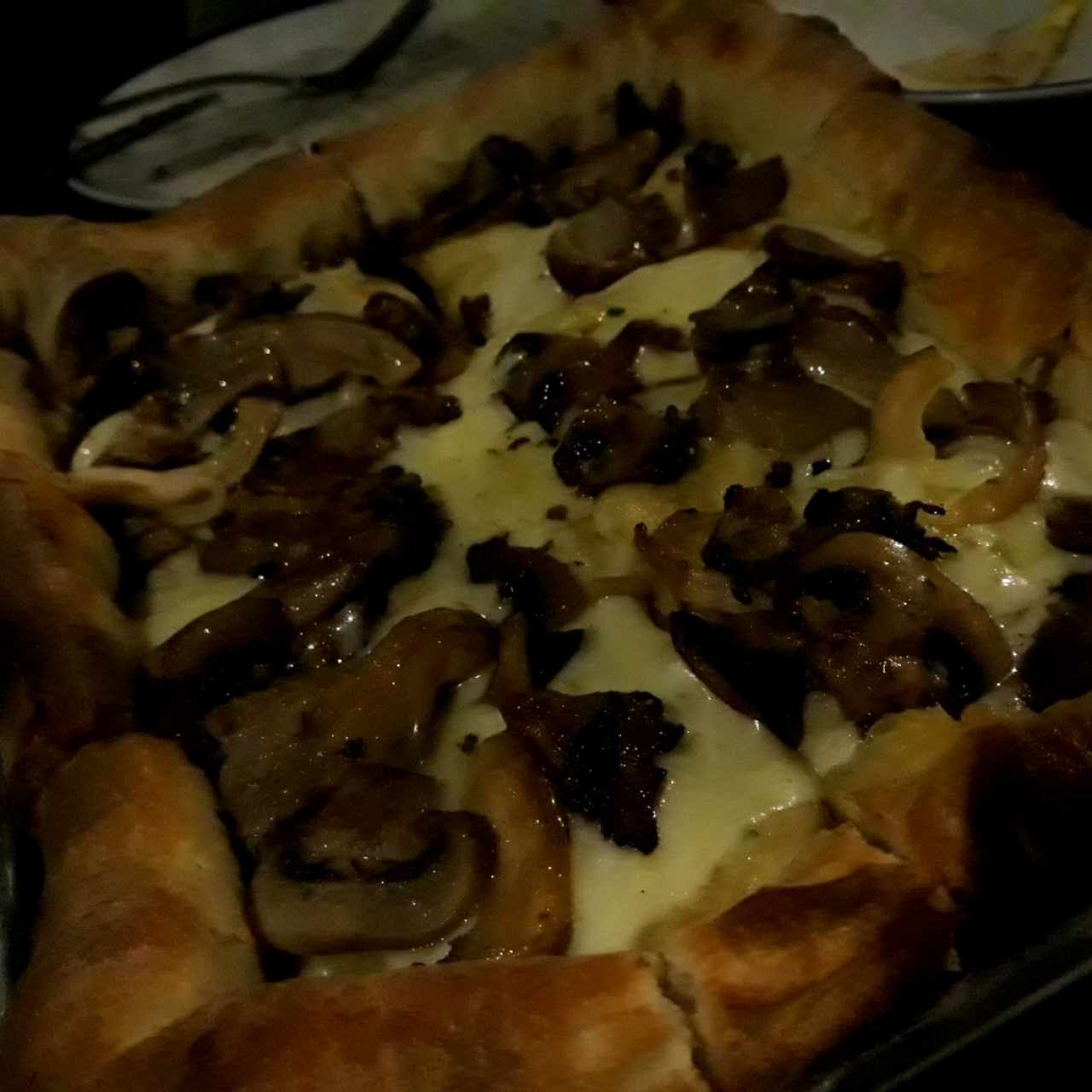 Pizza de hongos y aceite de trufa