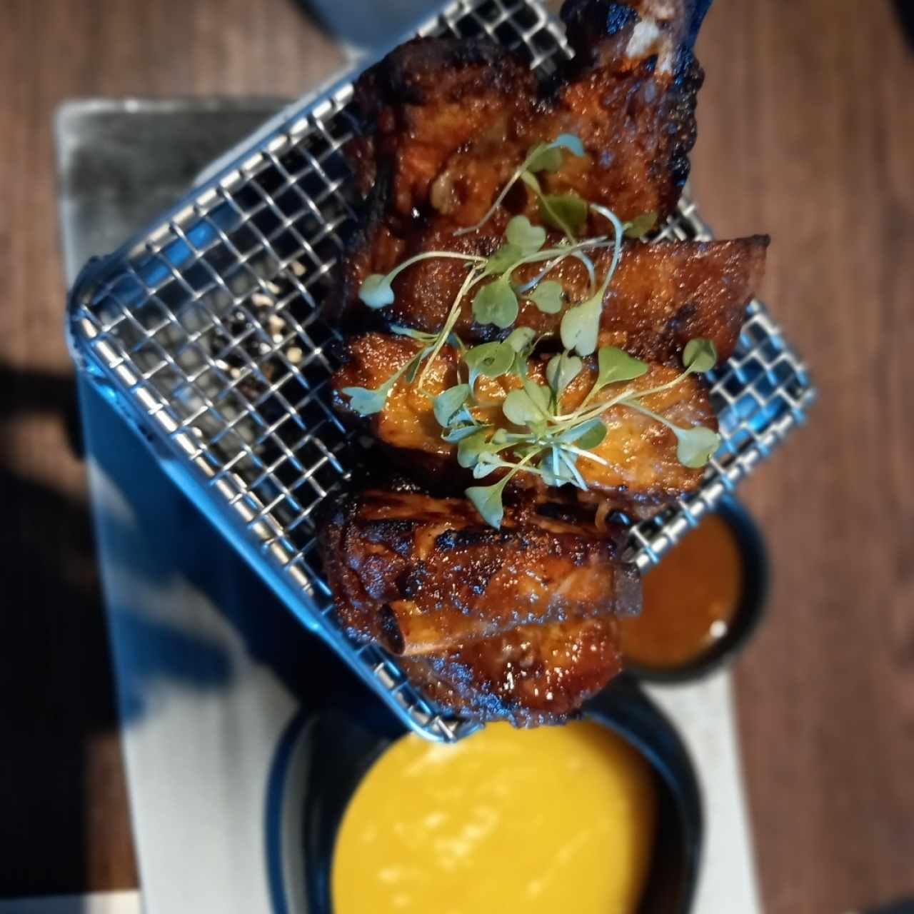 costillas de cerdo y puré de arracacha