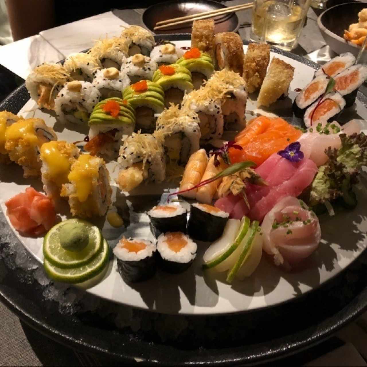 Variedad se niguiris, sashimis y makis