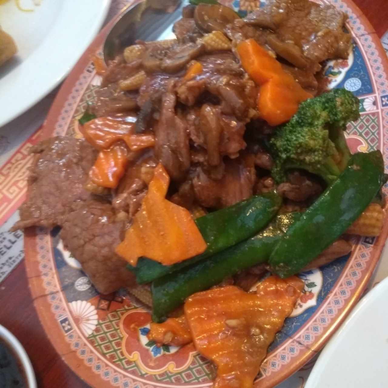 carne de res salteada con vegetales con maíz y champiñones