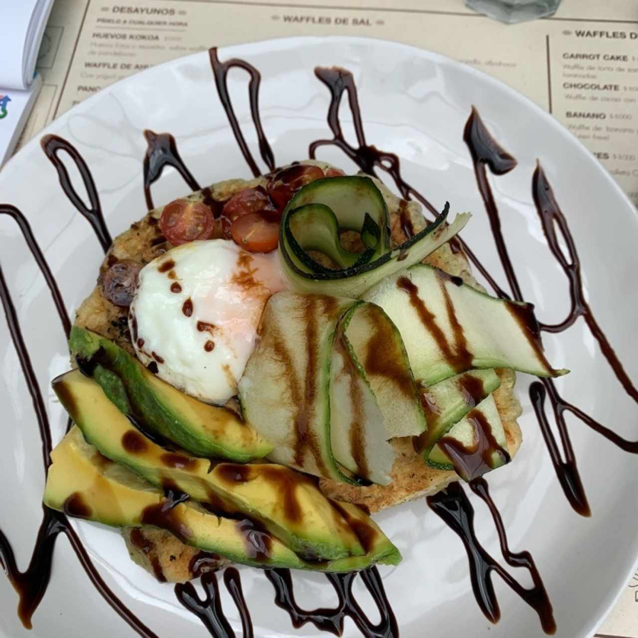 wafle de zuchini con aguacate y salsa de chocolate 