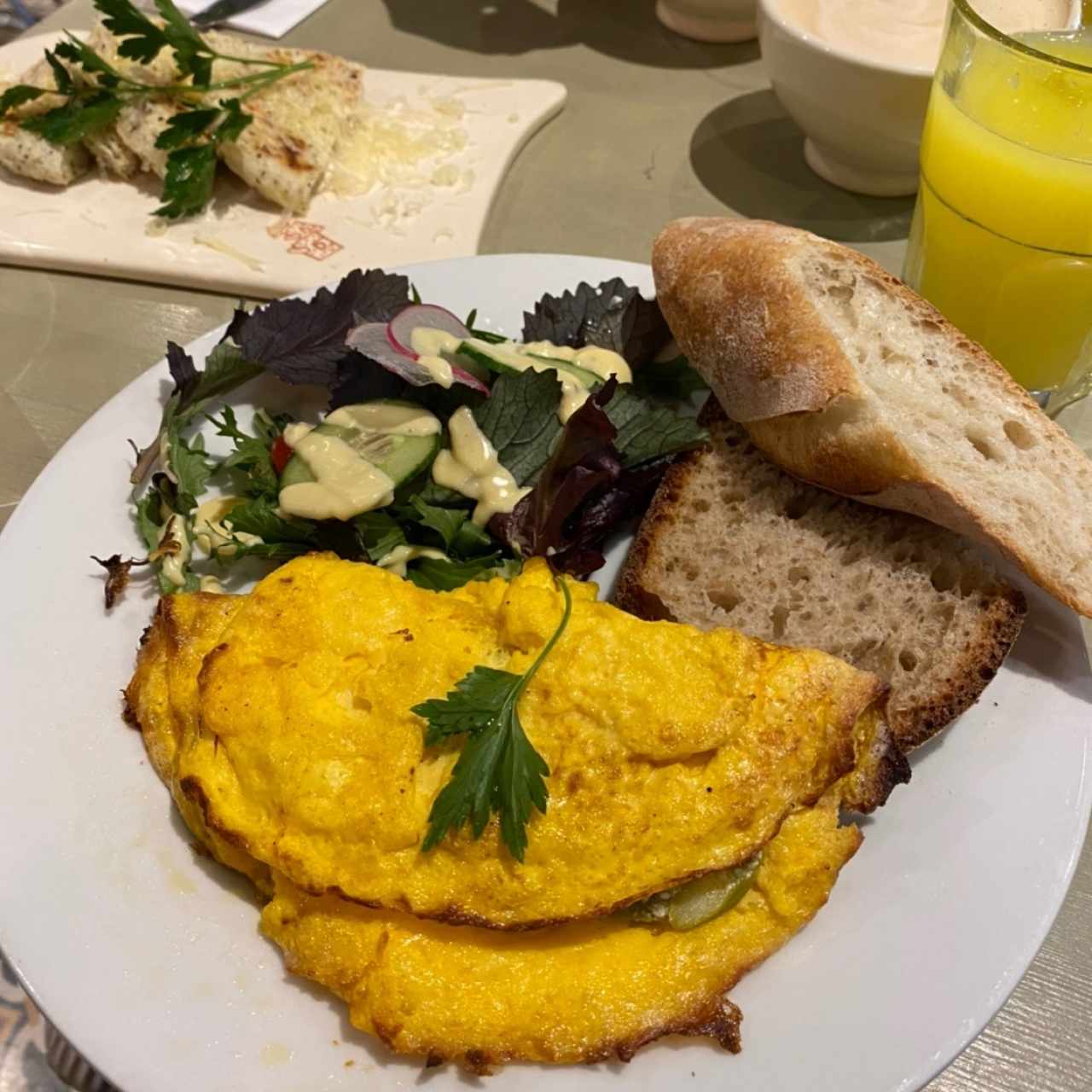 Omelette de espárragos y queso de cabra