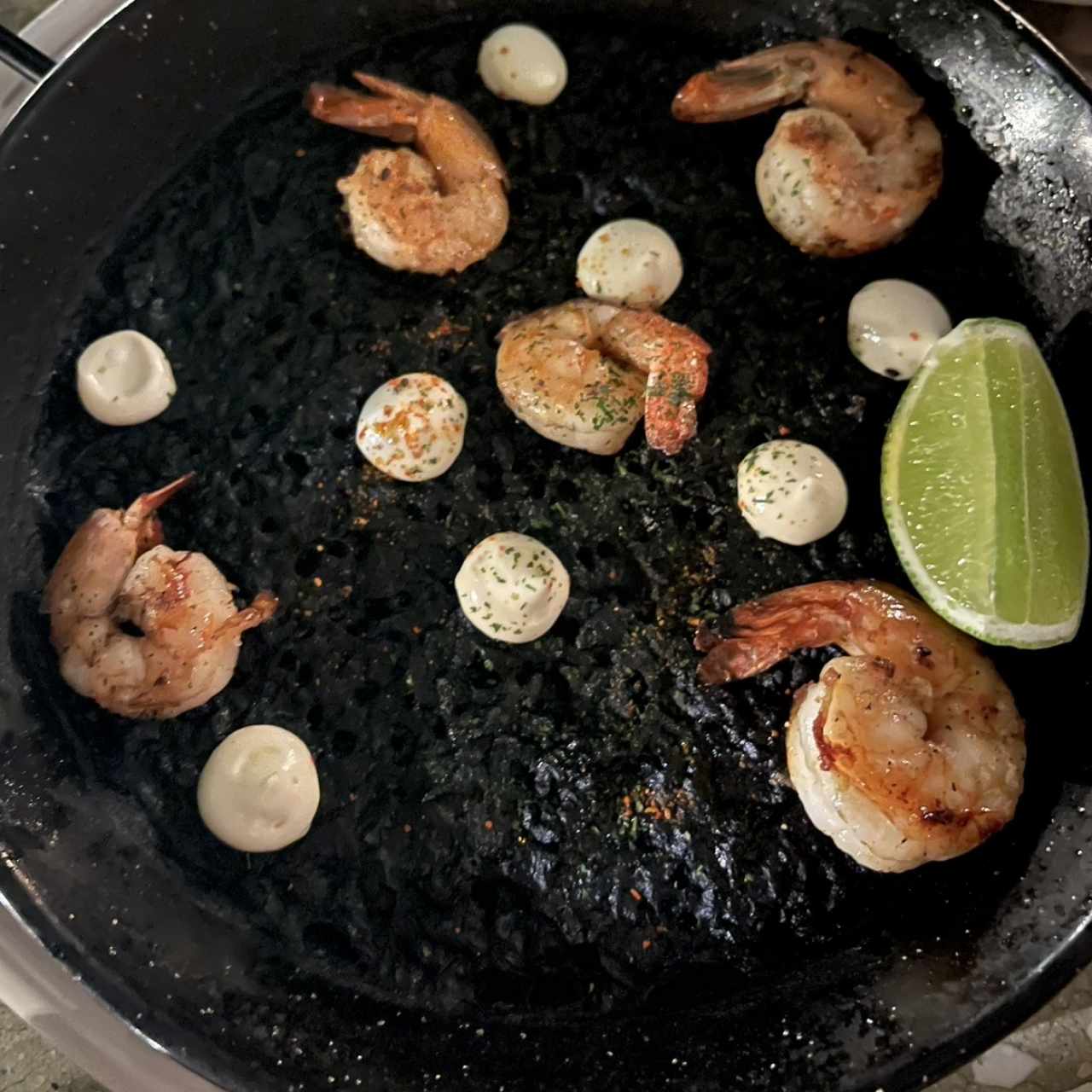 Arroz negro ( Alioli y Camarones)
