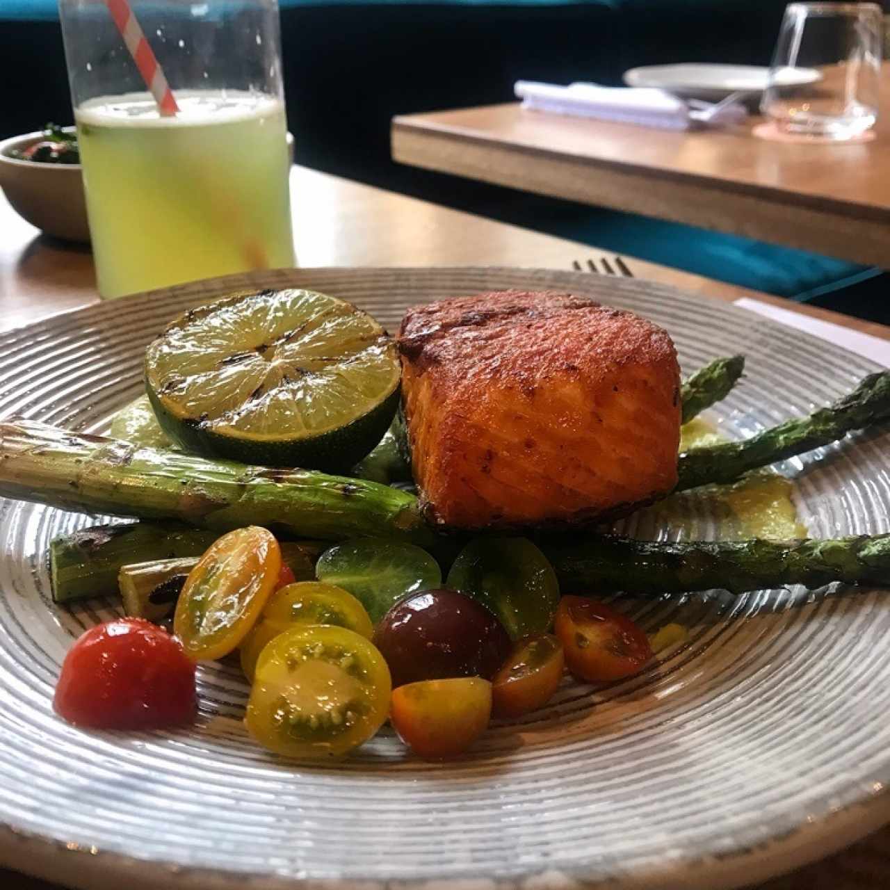 salmón con esparragos. 