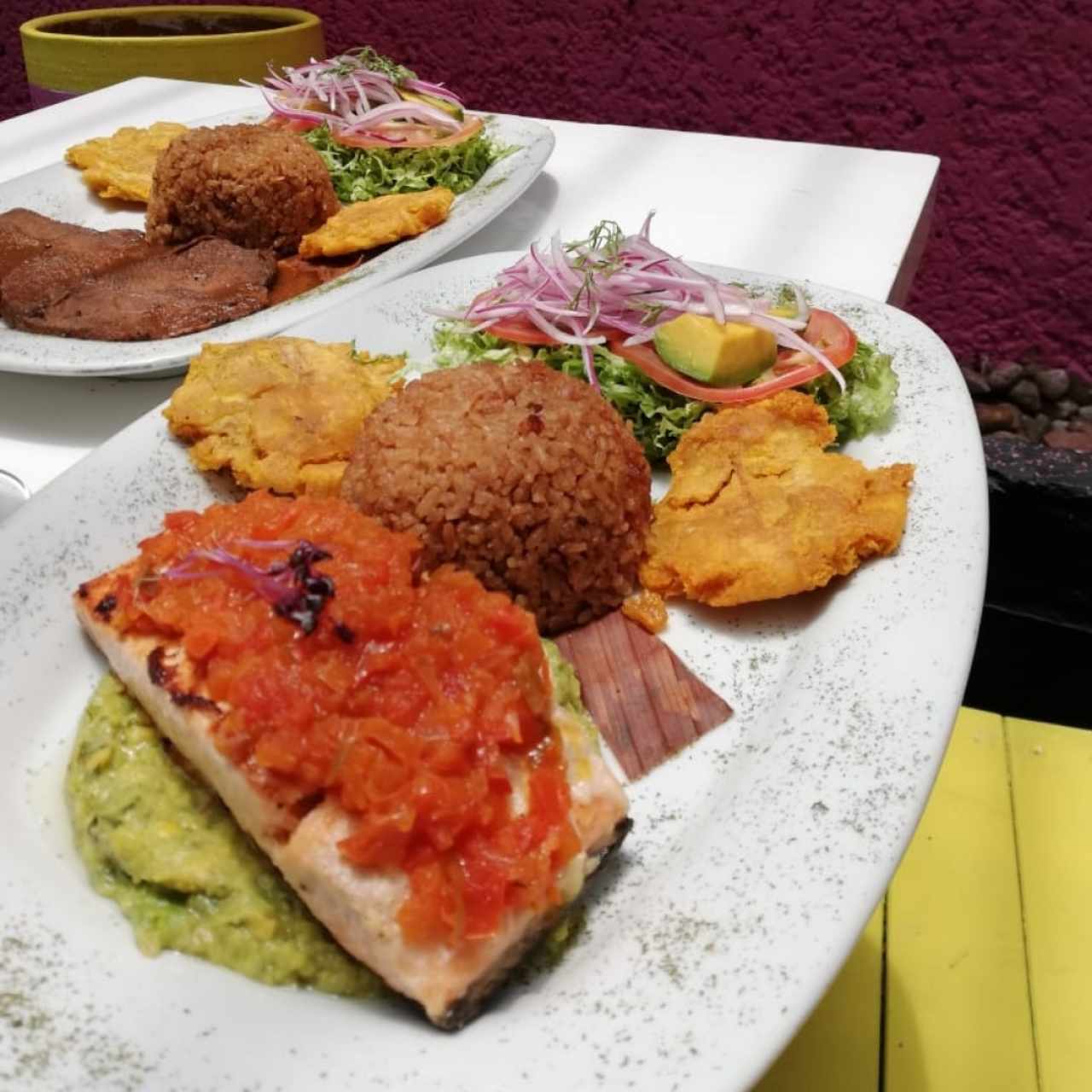 salmón a la parrilla en cama de aguacate con arroz de coco