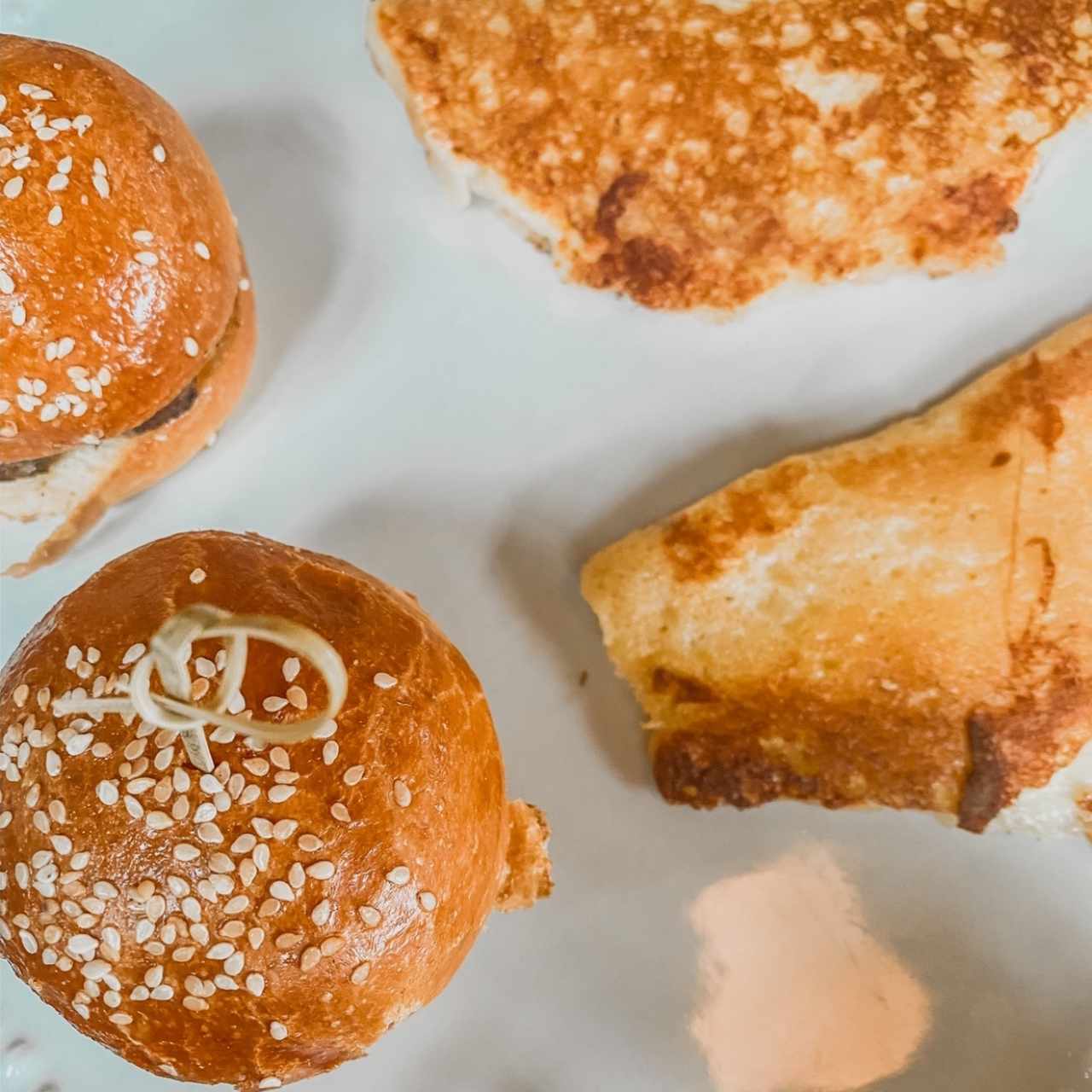 Mini hamburguesas y arepa de choclo 