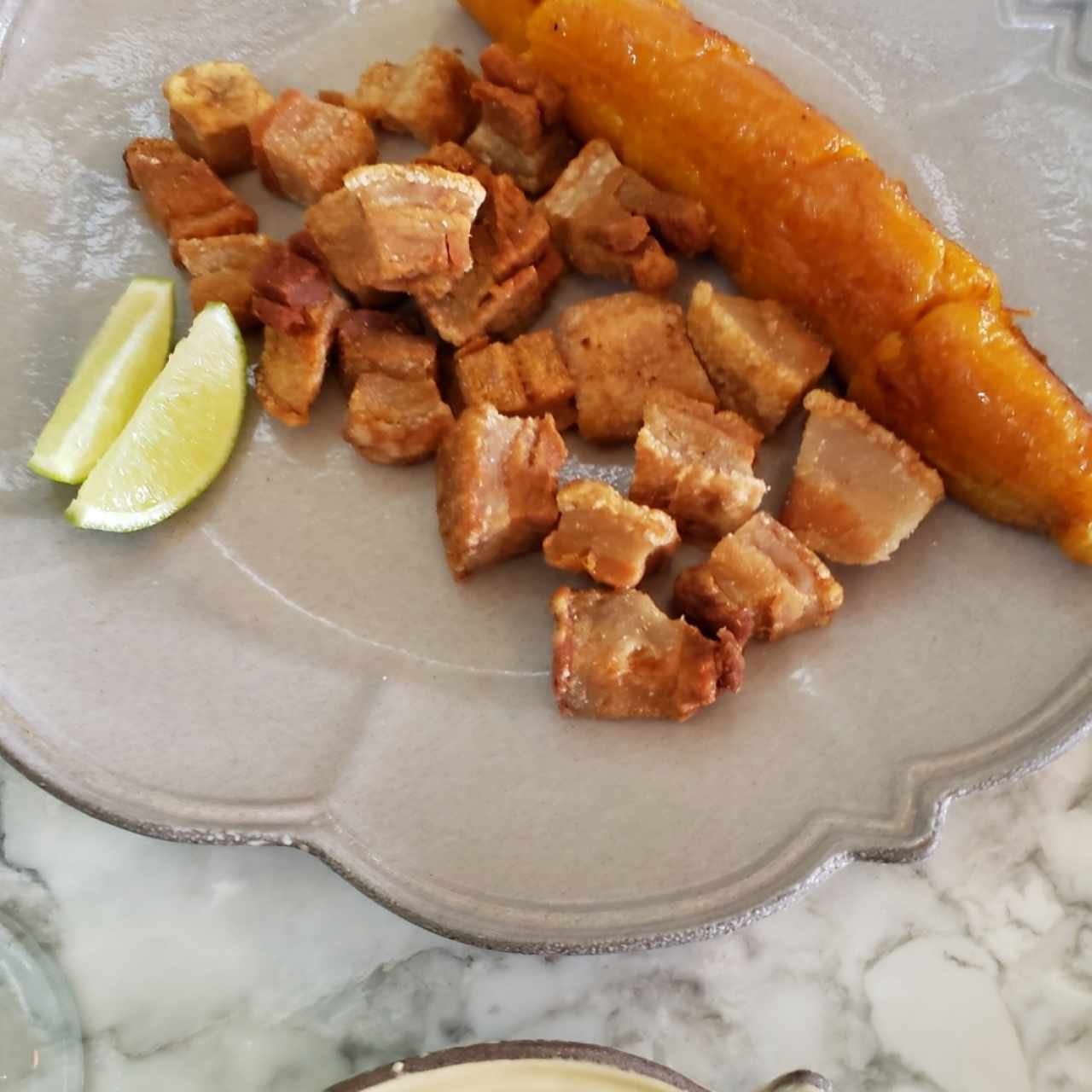 chicharrón y plátano 