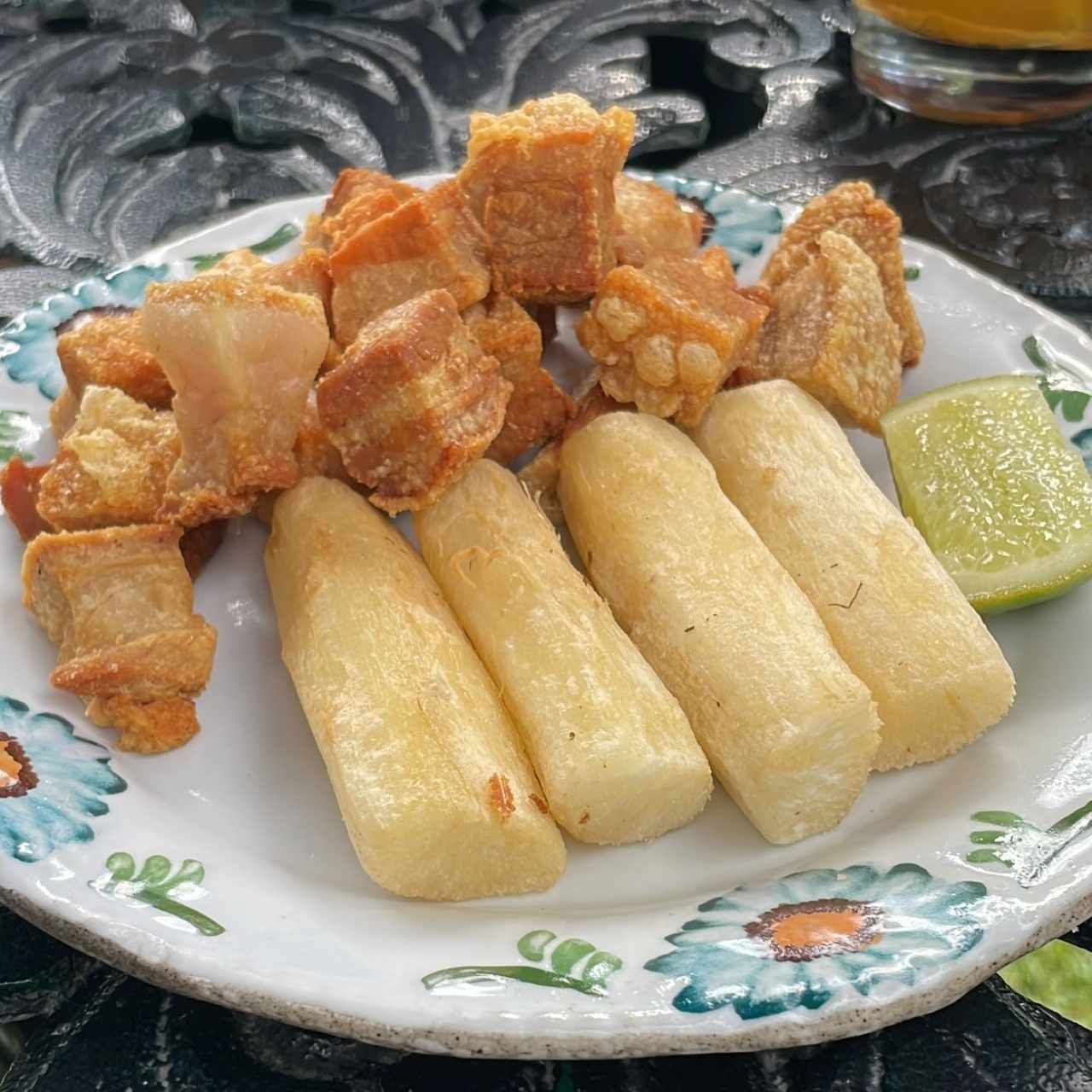 Yucas y chicharon 
