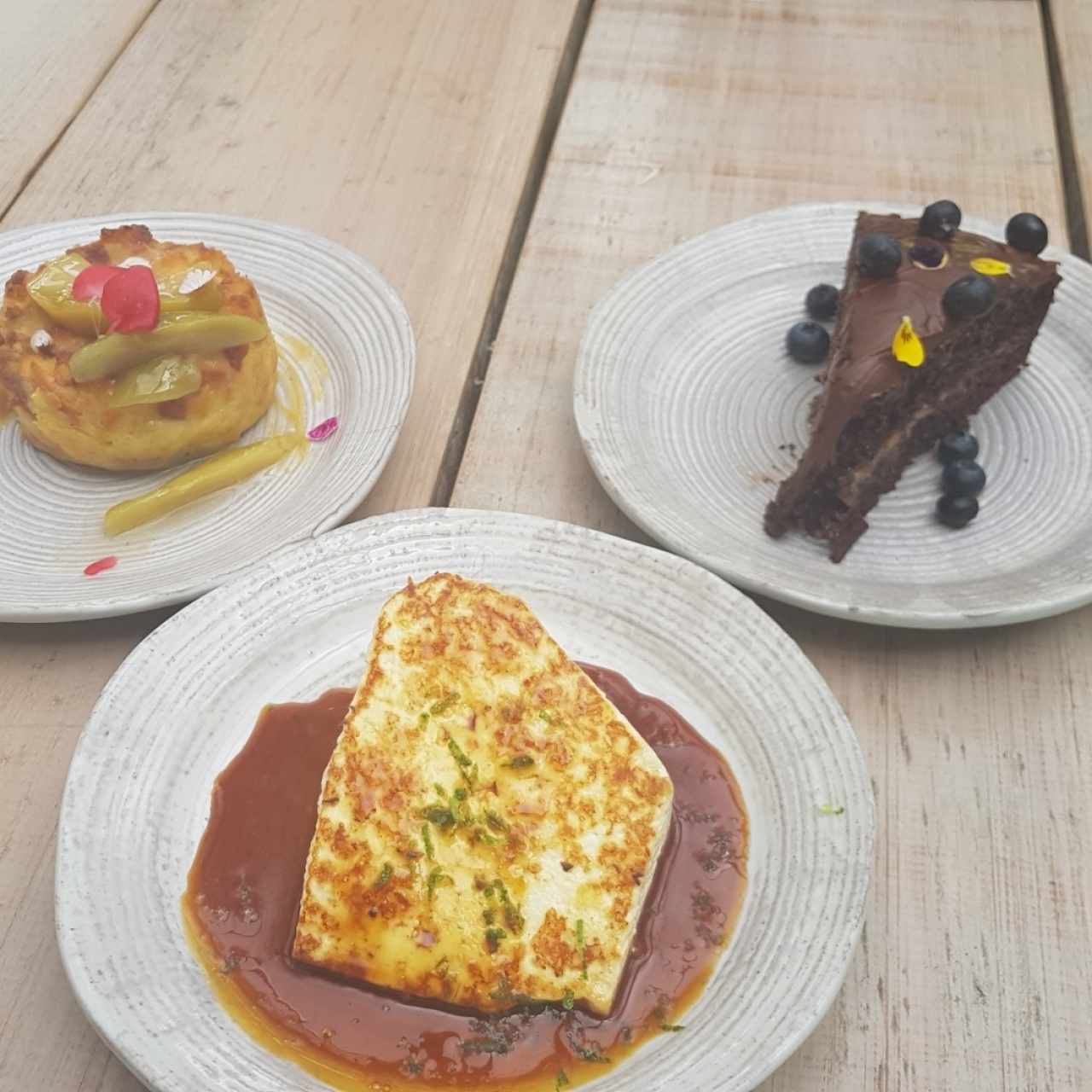 cuajada con melao, torta de almojabana y torta de chocolate