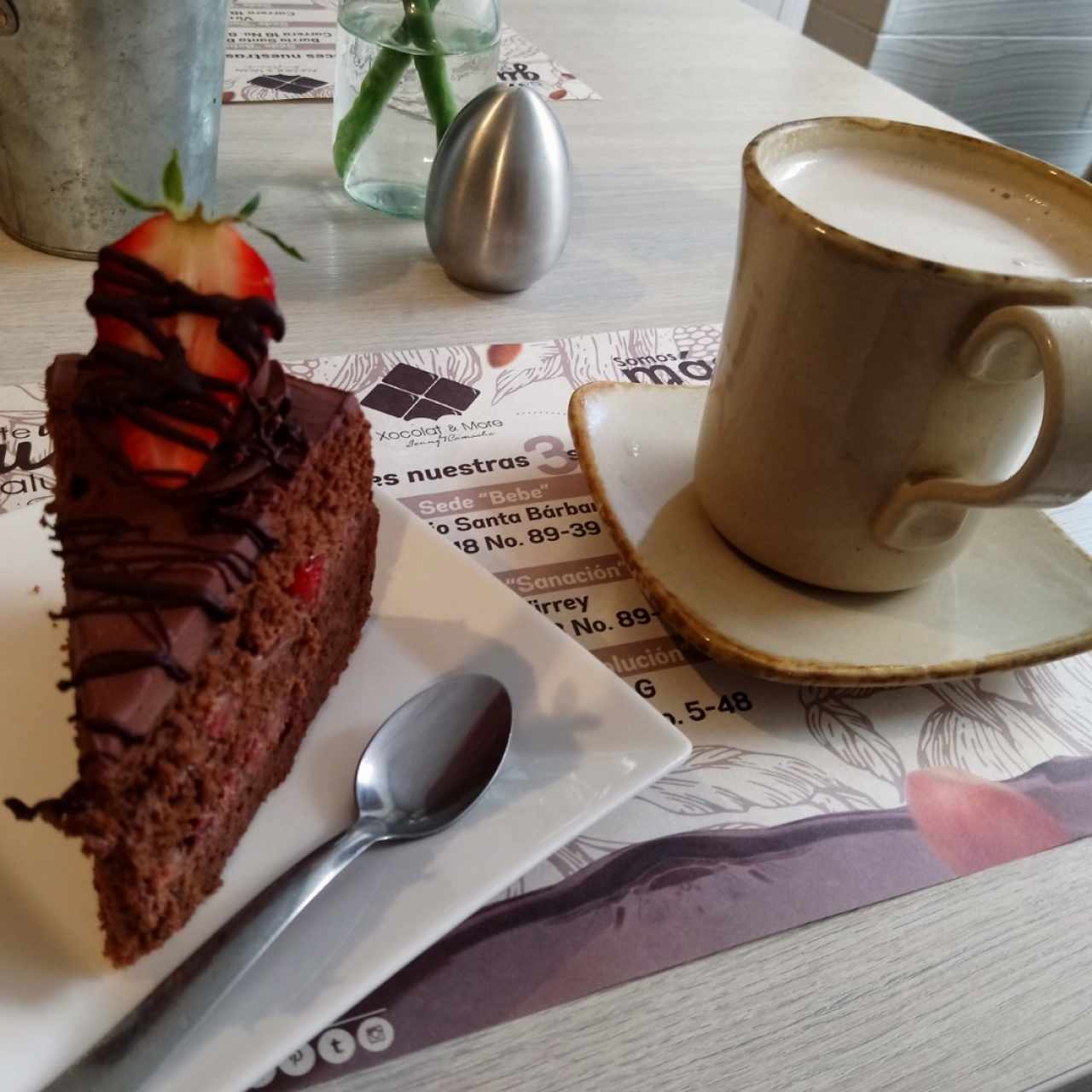 Chocofresa + té chai en leche de almendras