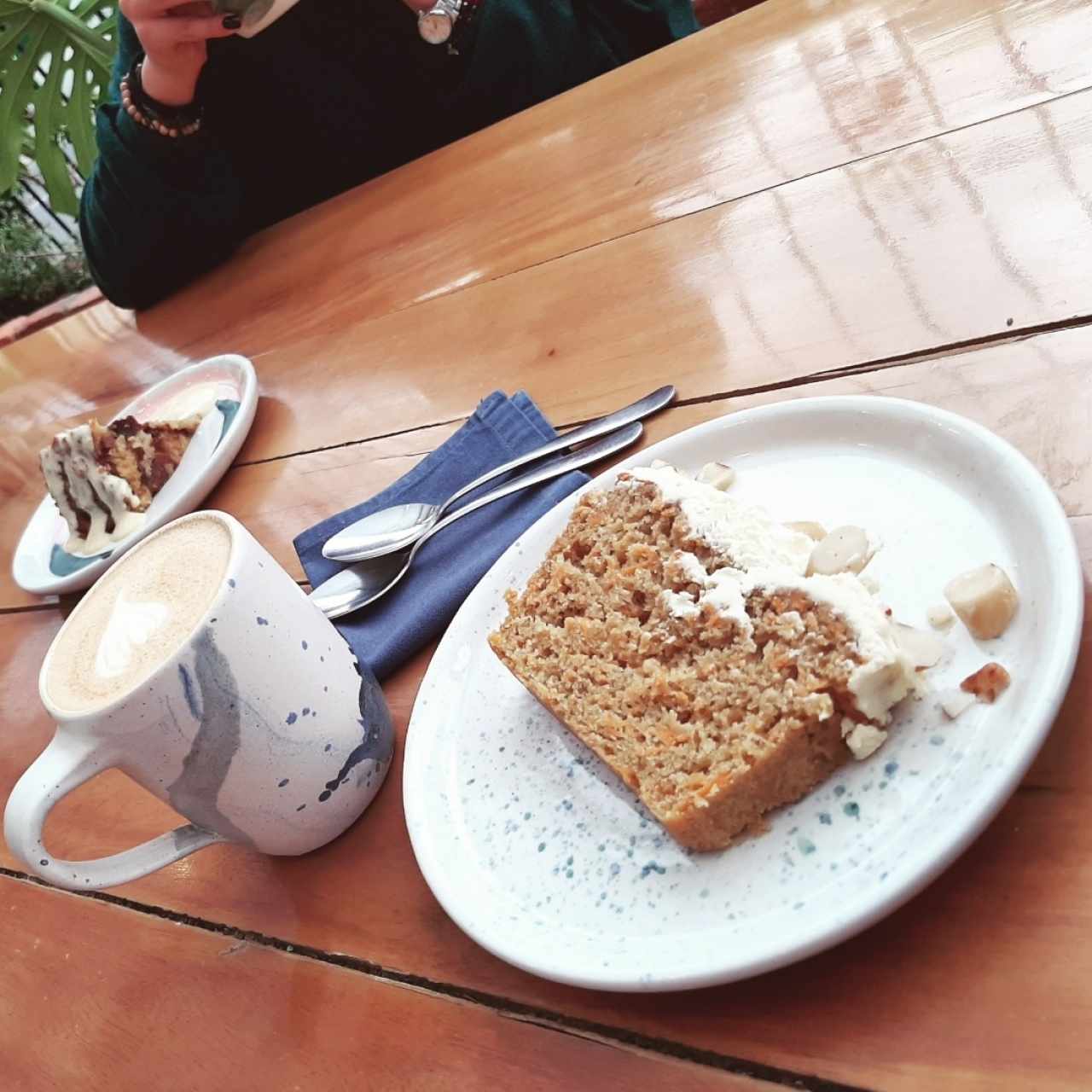 Capuchino y torta de zanahoria