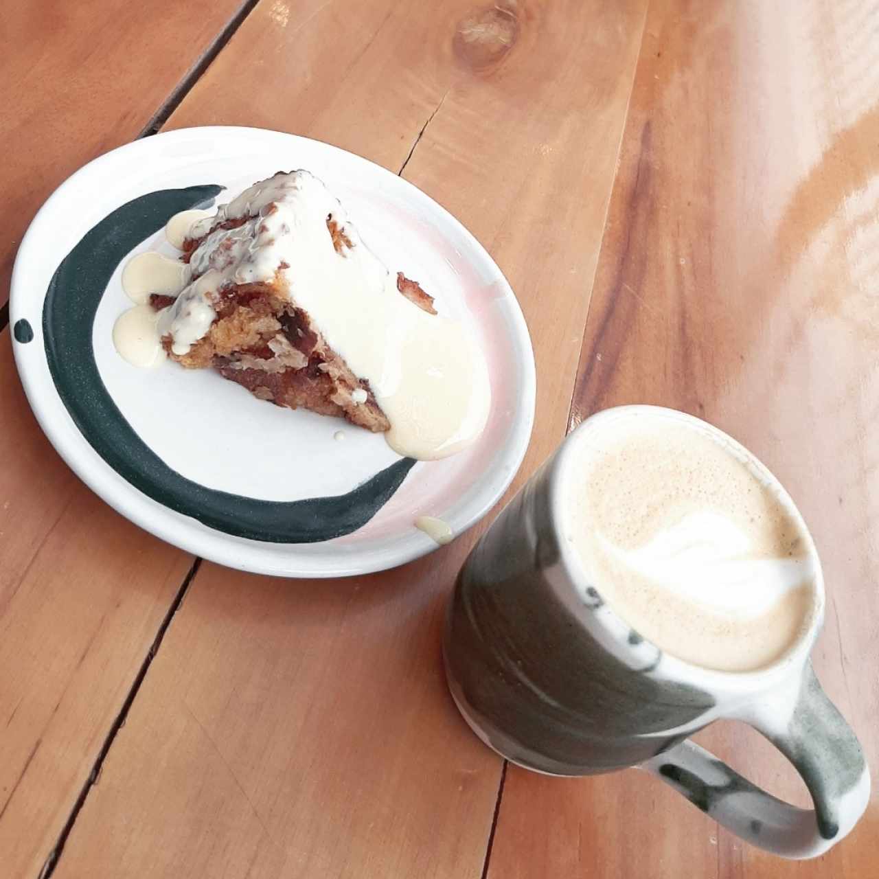Capuchino y torta de pan con crema inglesa