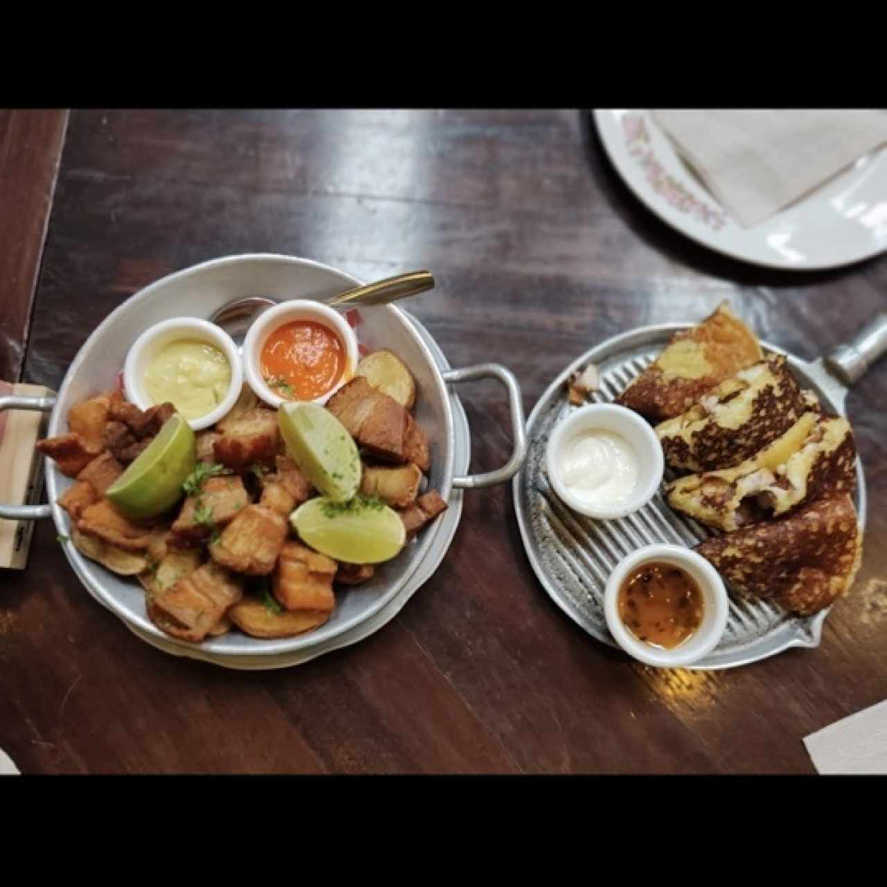Arepa de chocolo y chicharron carnudo 