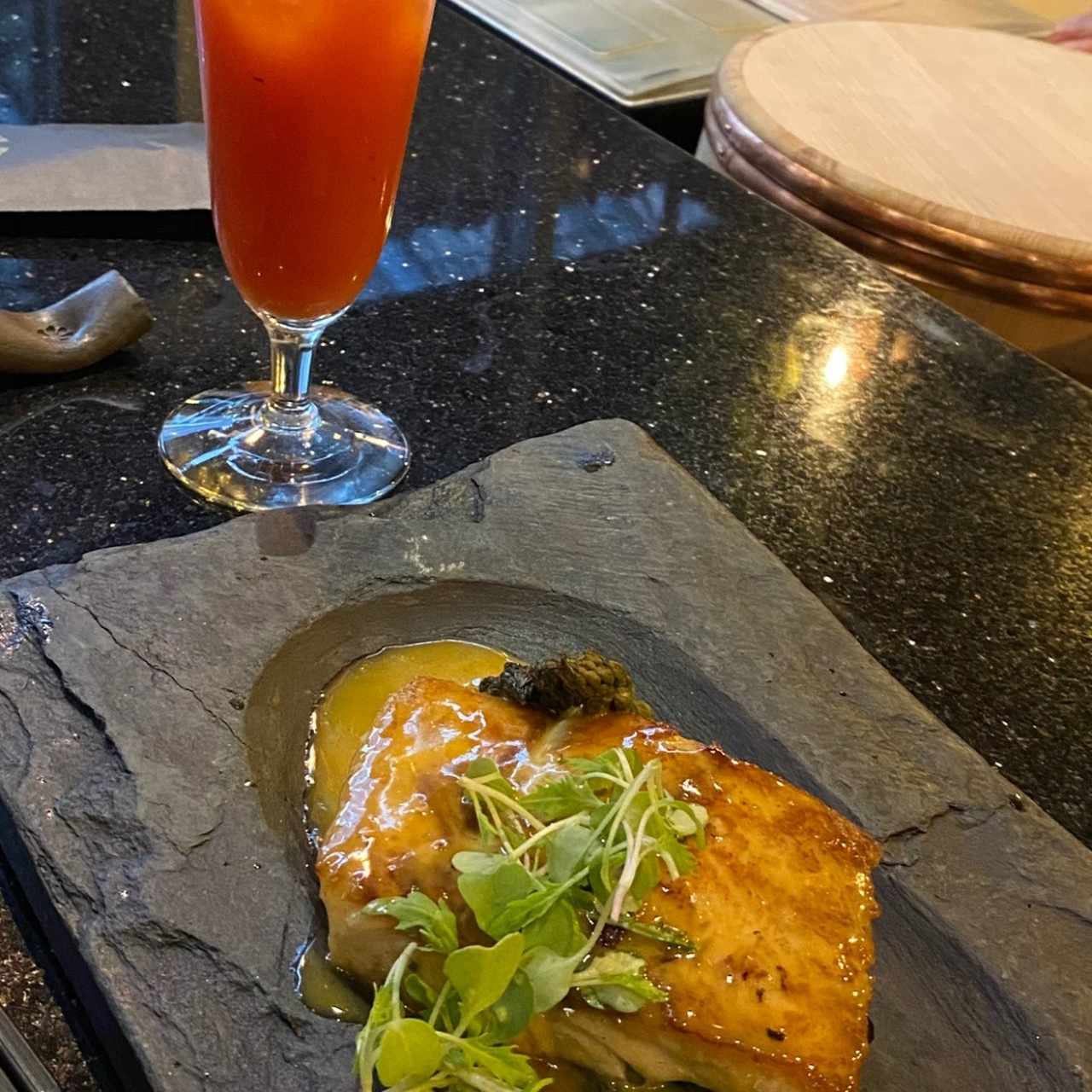 Robalo en mantequilla con esparragos.