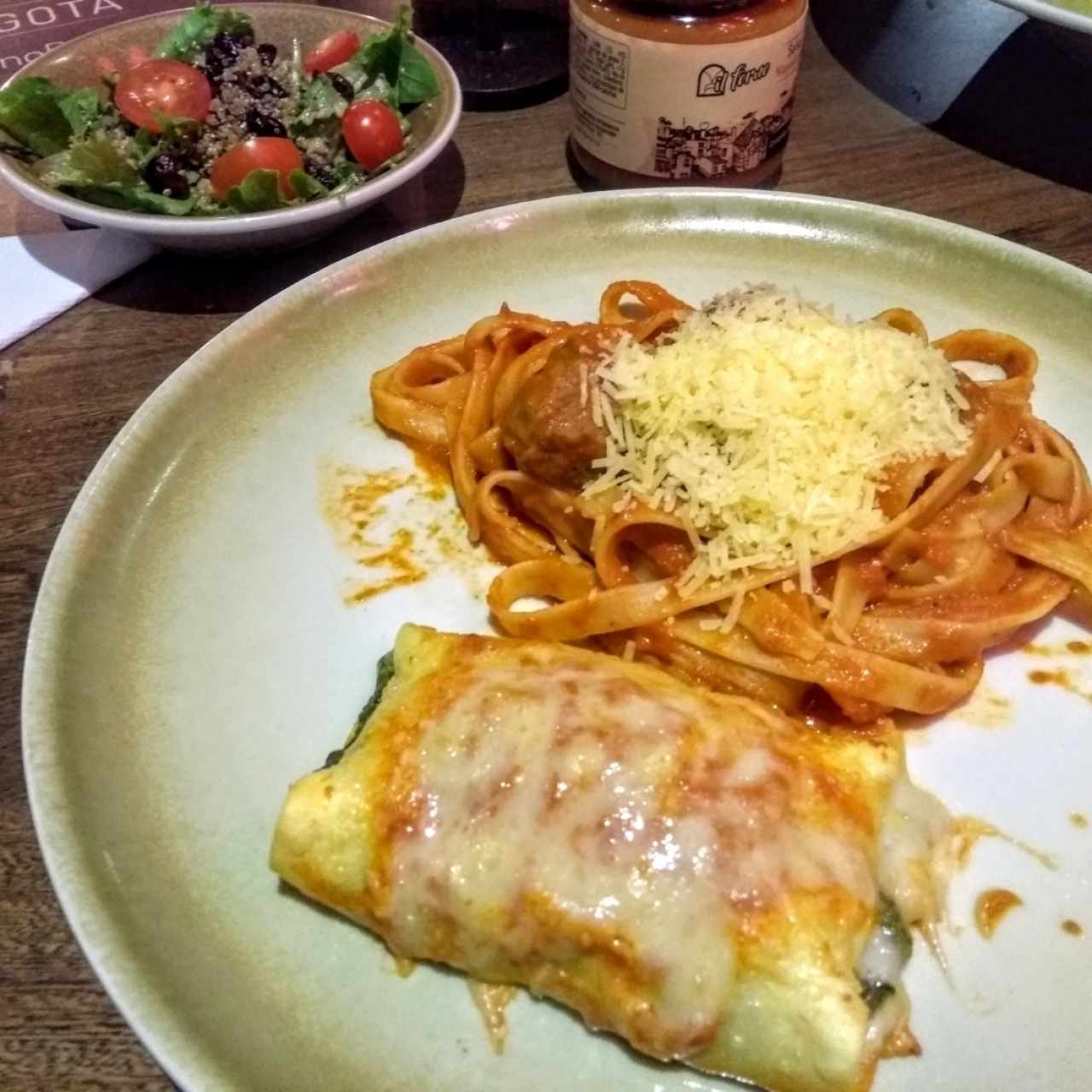 polpette, canelon de espinaca ricota y tomates secos más ensalada de quinoa