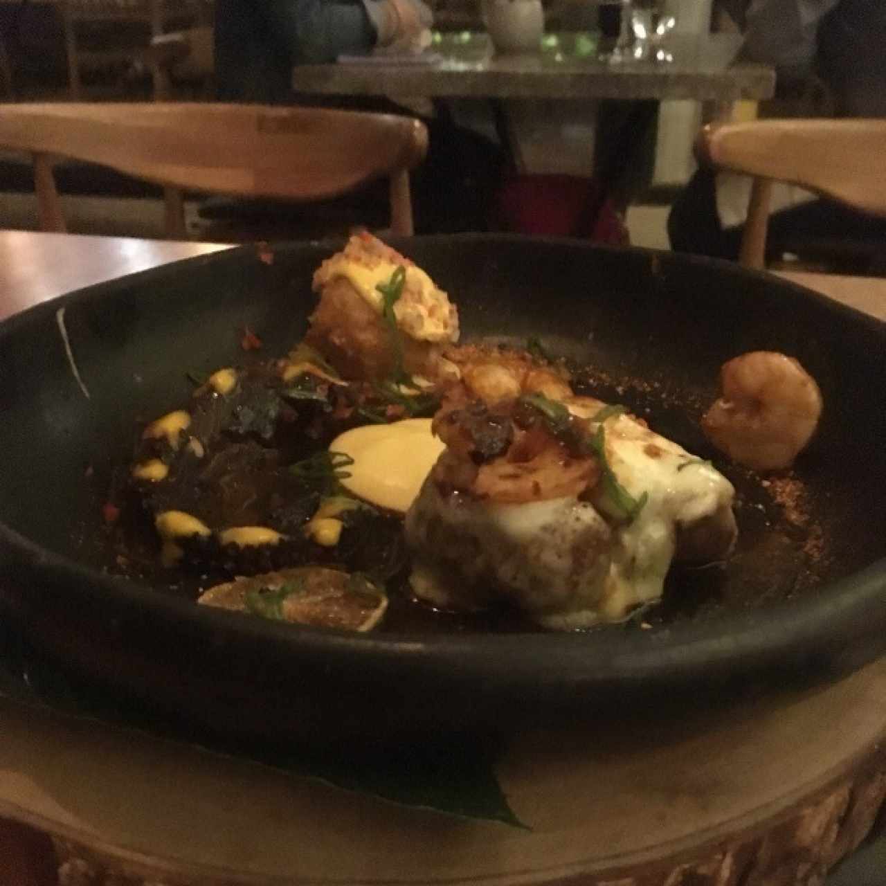 lomo, camaron, pulpo y croqueta de papa con queso 7 cueros