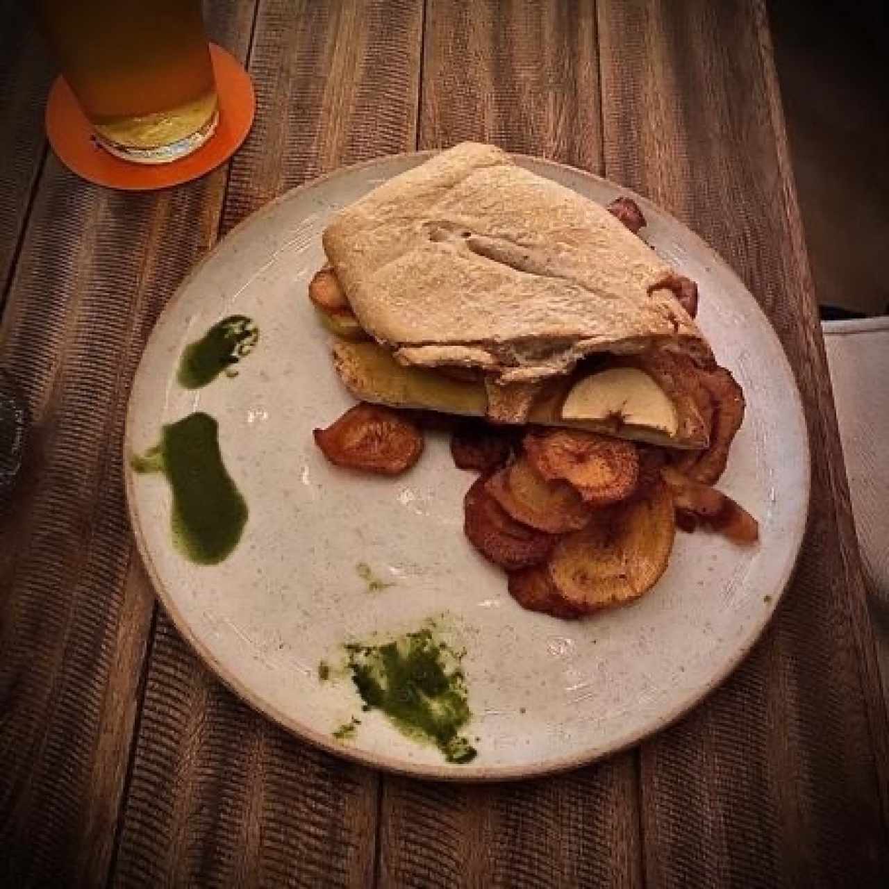 1/2 emparedado de pollo con manzana y queso holandés