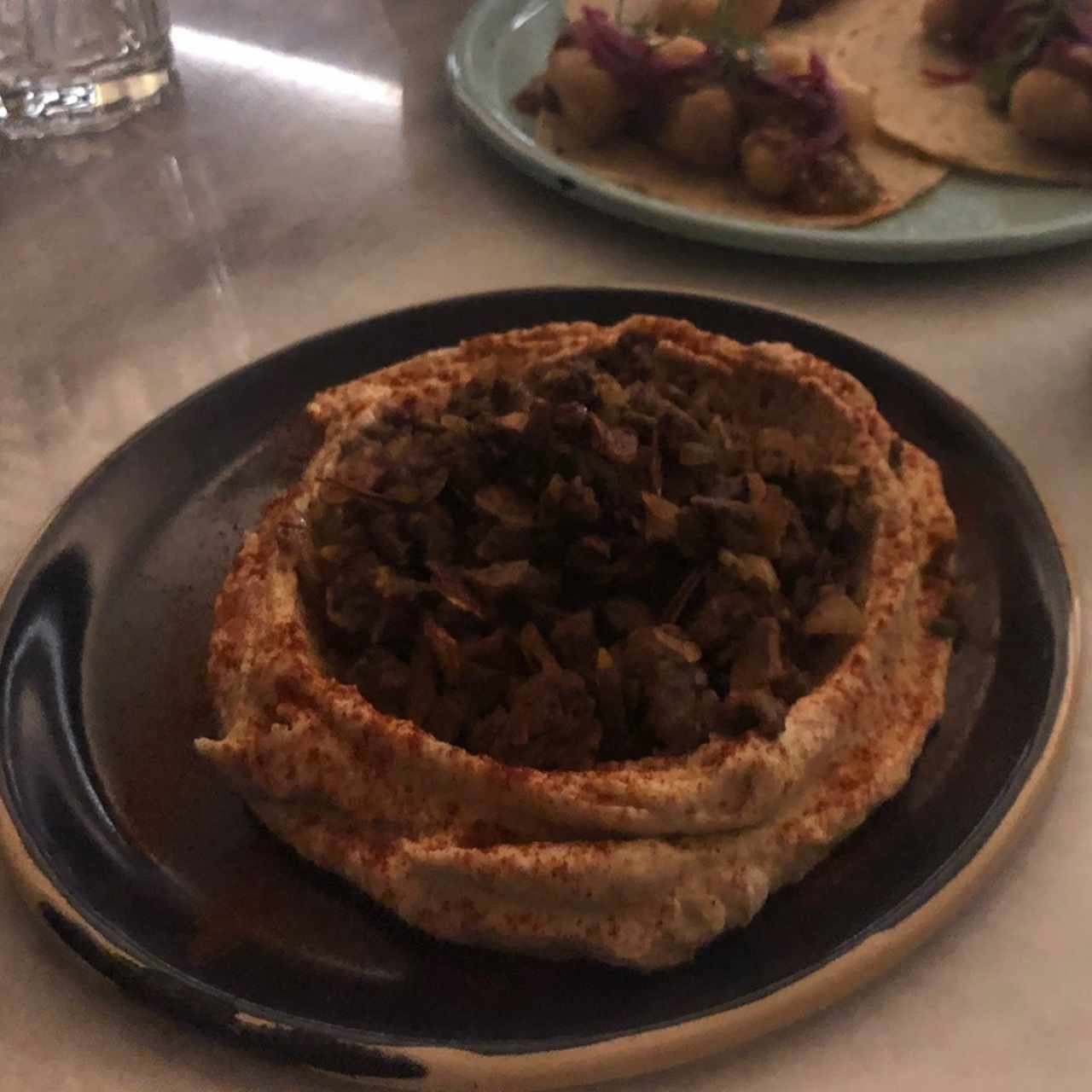 Hummus y lomo de res