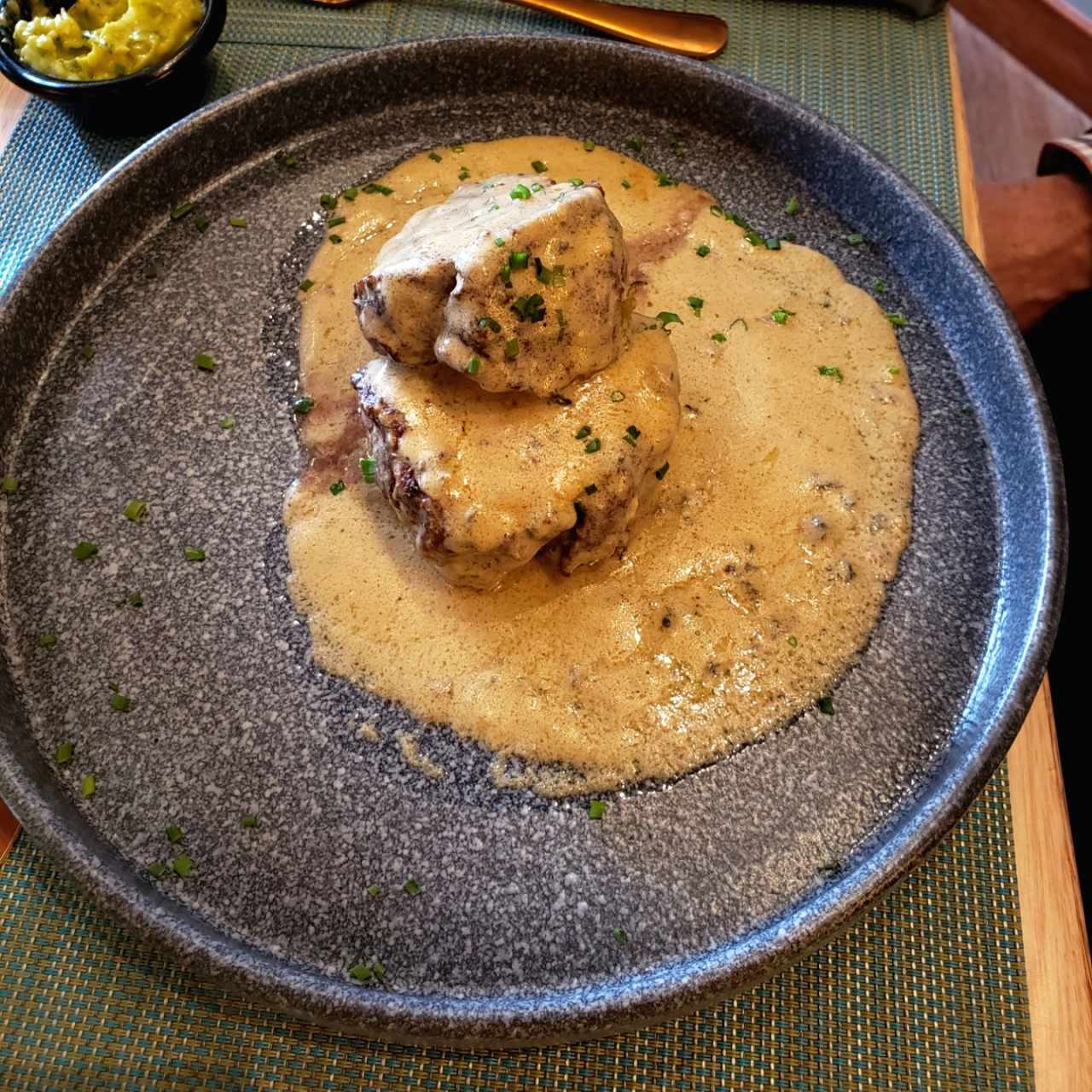 Lomo en Salsa de Queso Azul